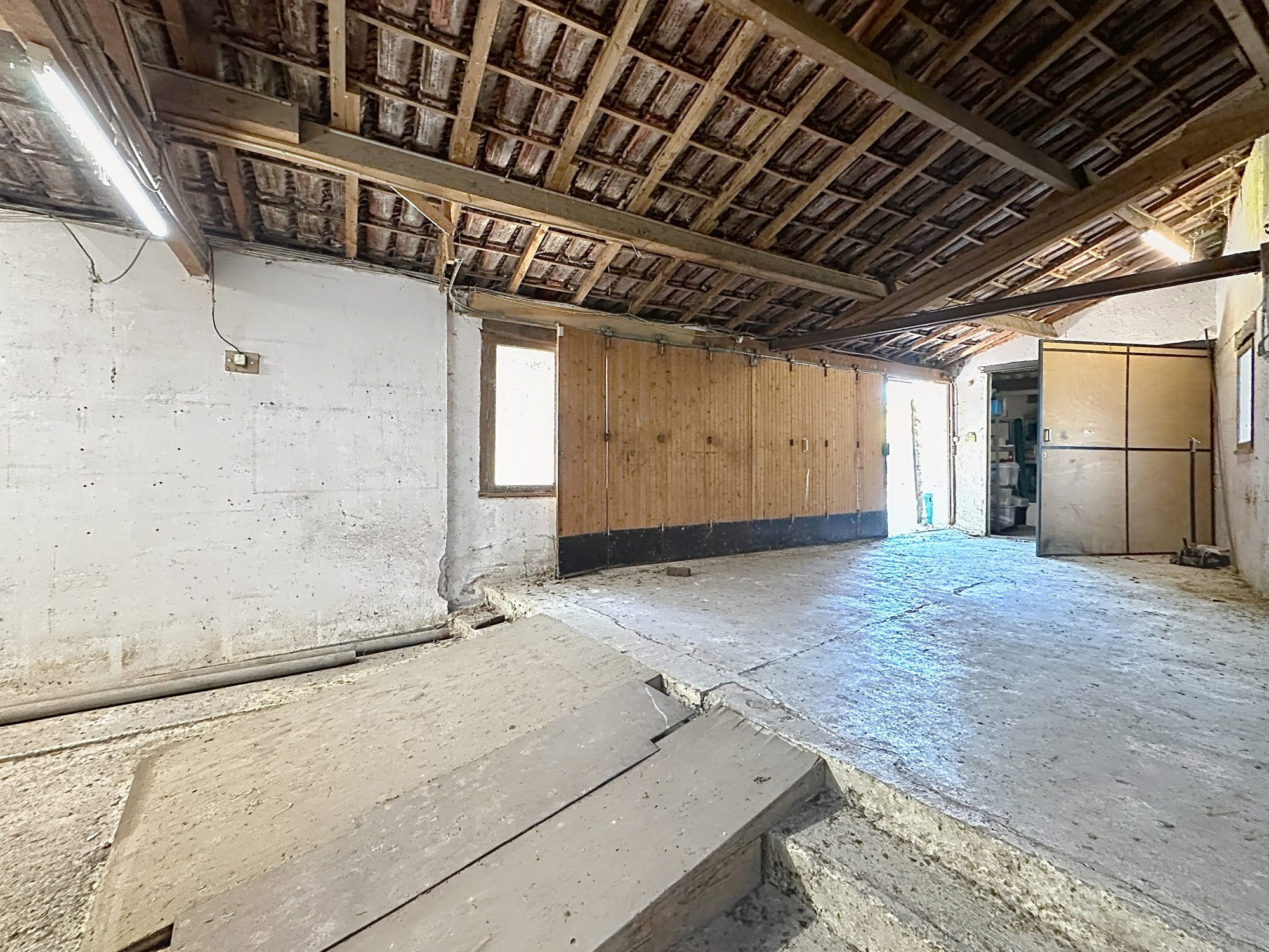 Large commercial space with offices 4