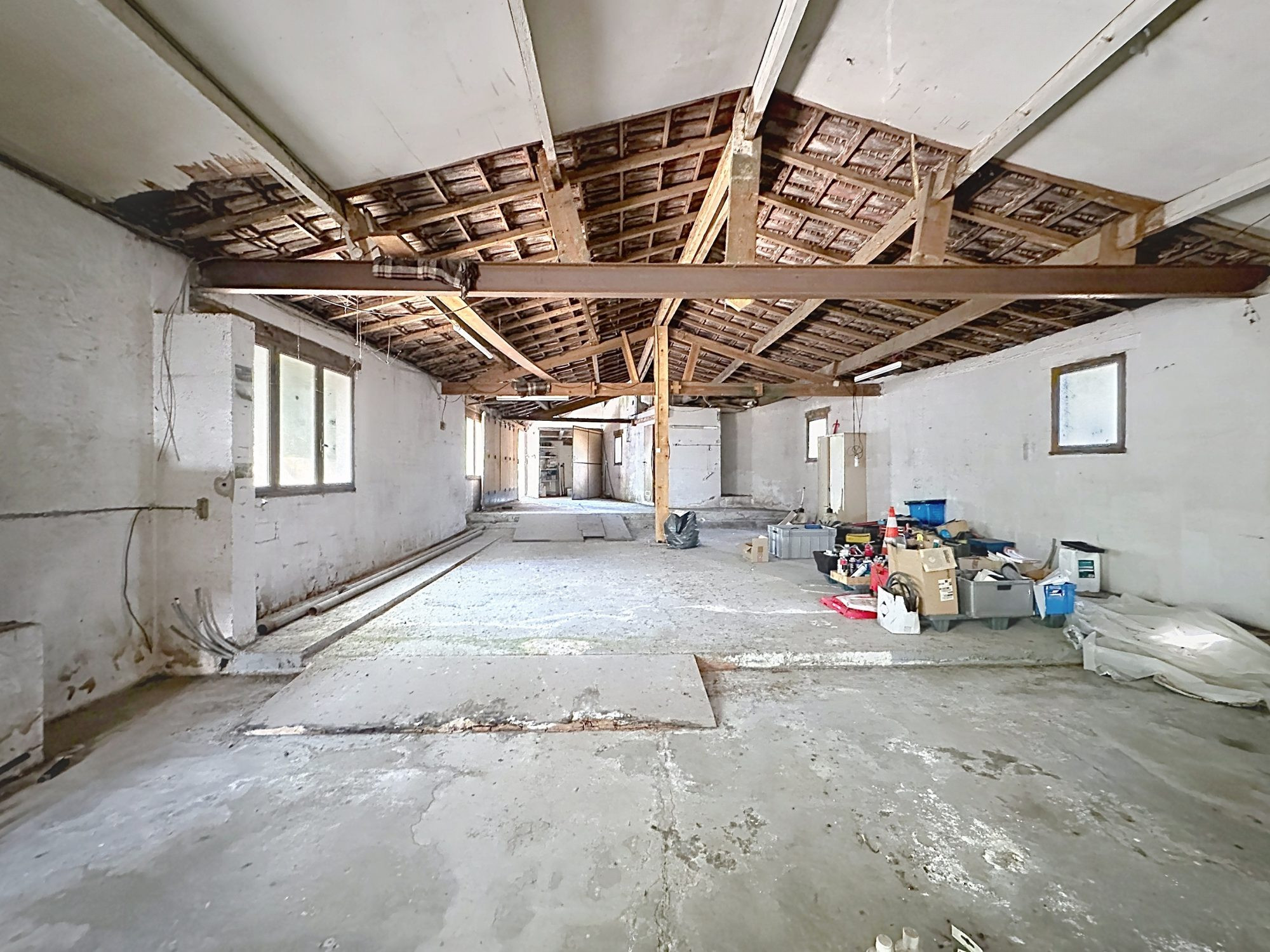Grand local commercial avec bureaux