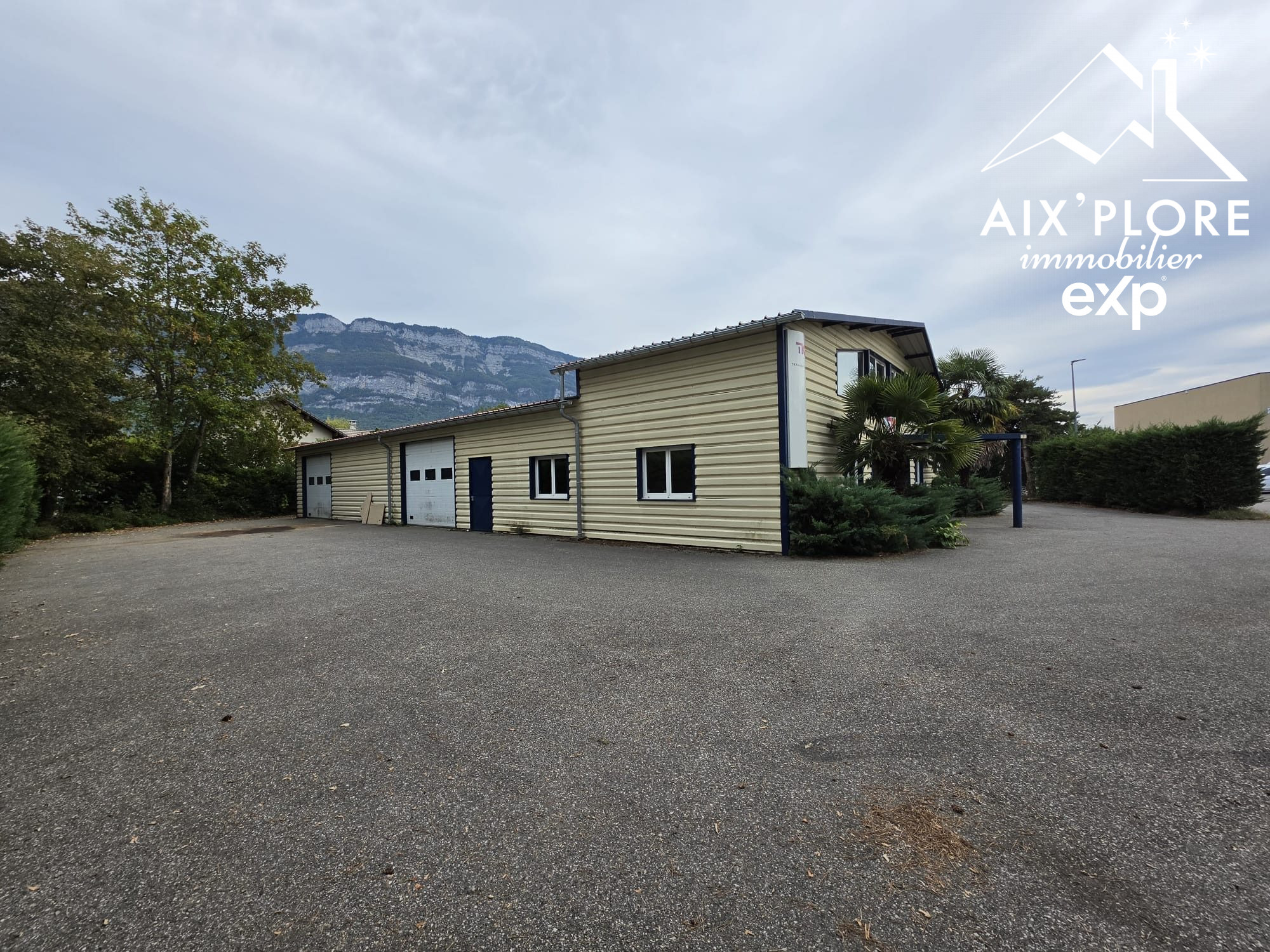 Local d'activité comprenant 350m² d'entrepot et 140m² de bureaux sur 1540m² de terrain