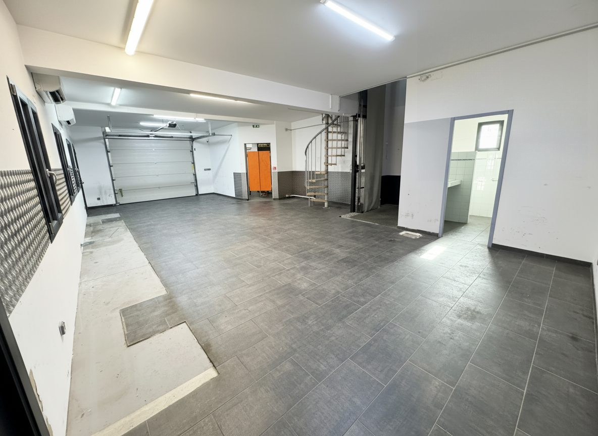 Grand local ,garage, parking, maison, appartements, piscine