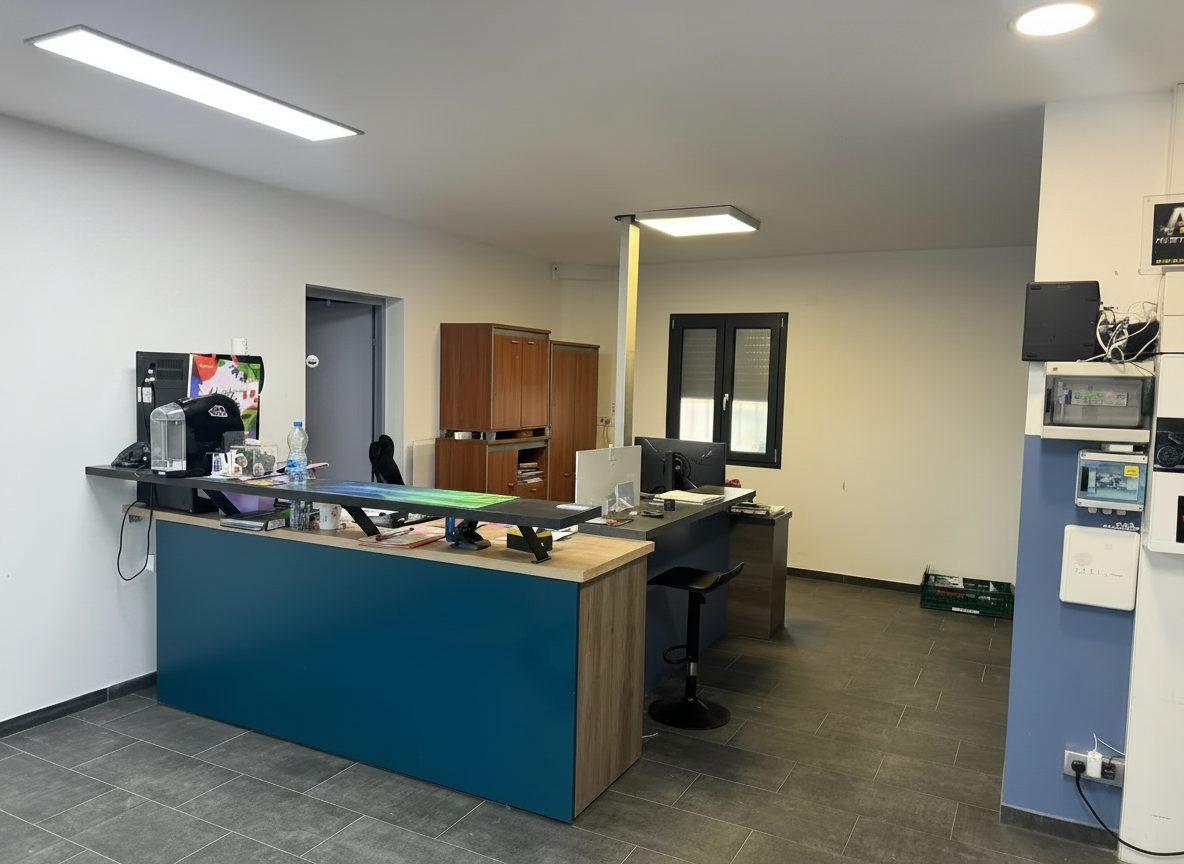 Grand local ,garage, parking, maison, appartements, piscine