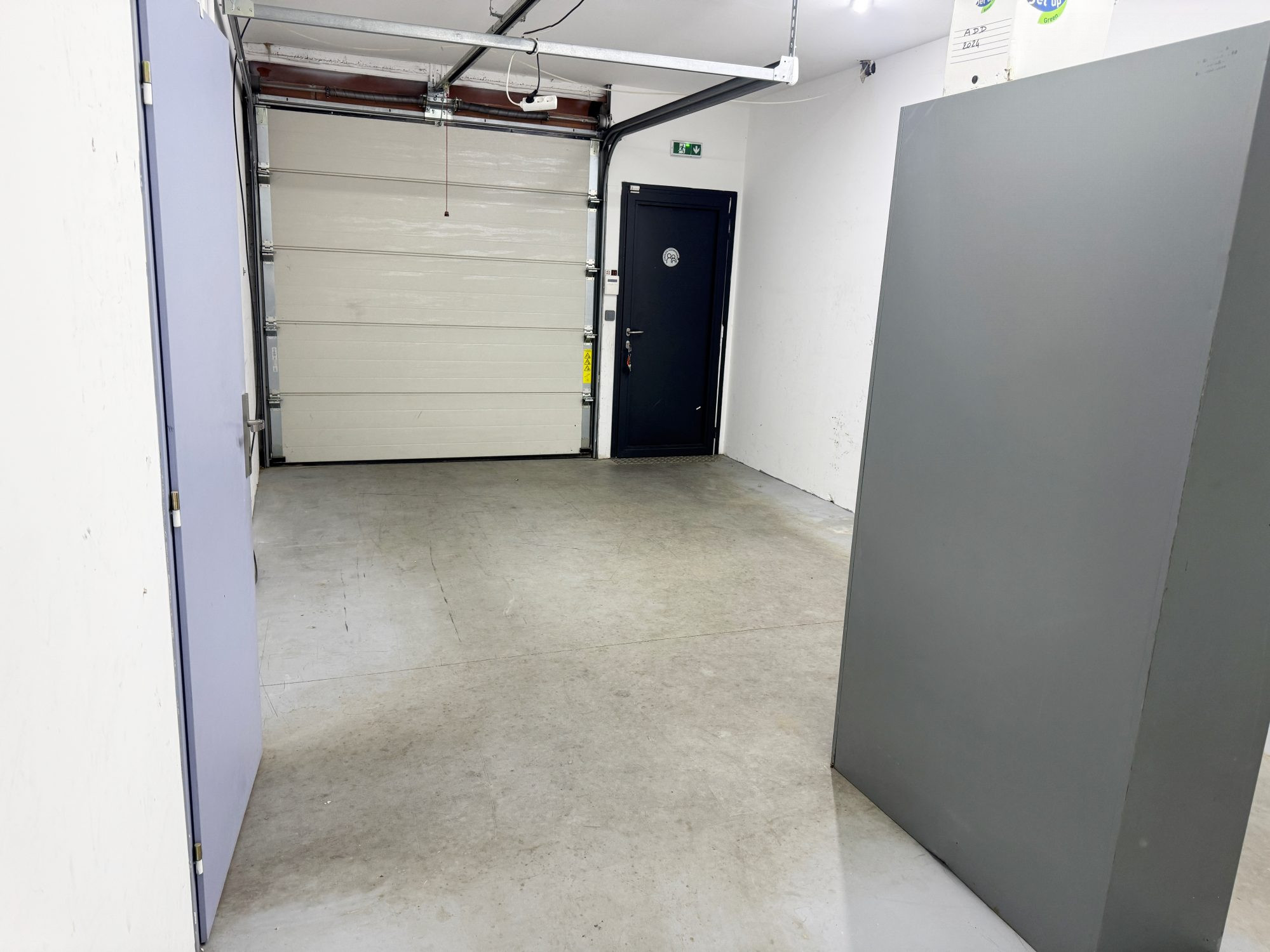 Grand local ,garage, parking, maison, appartements, piscine
