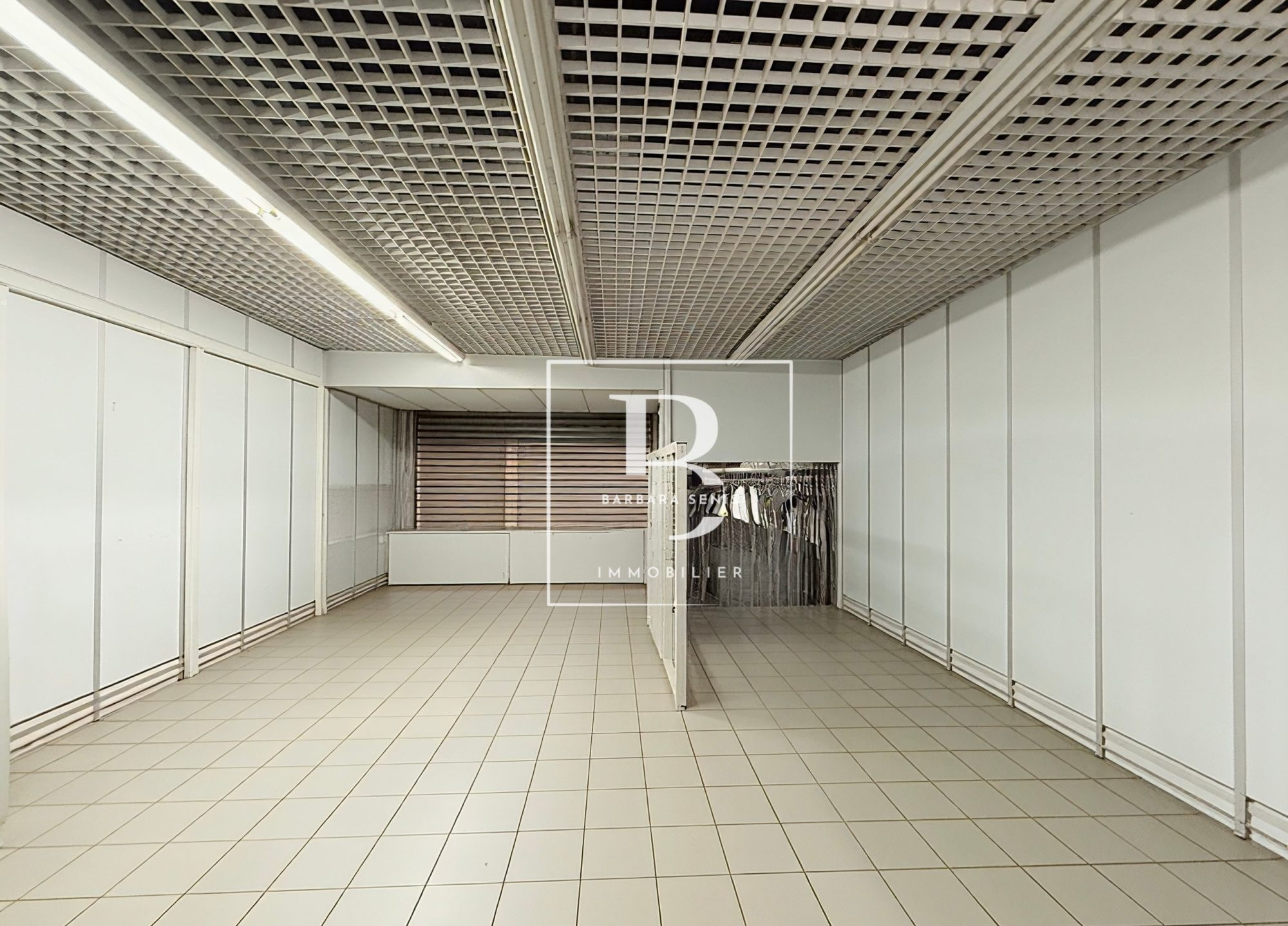 À vendre à Sin-le-Noble, local commercial de 102 m² au Centre Commercial Auchan