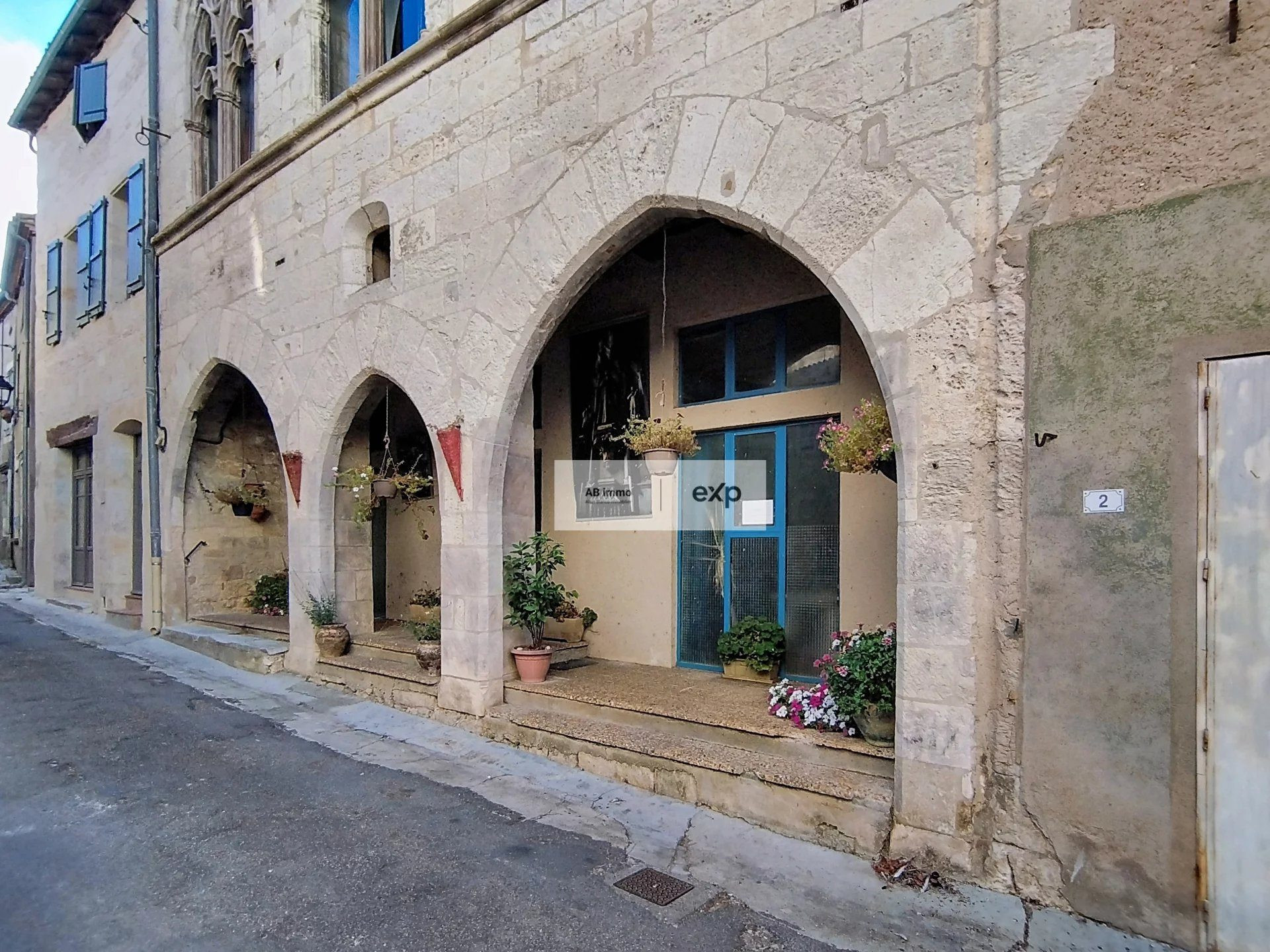 PUYLAROQUE – cœur de bastide, local en pierres 56 m² + cave voûtée