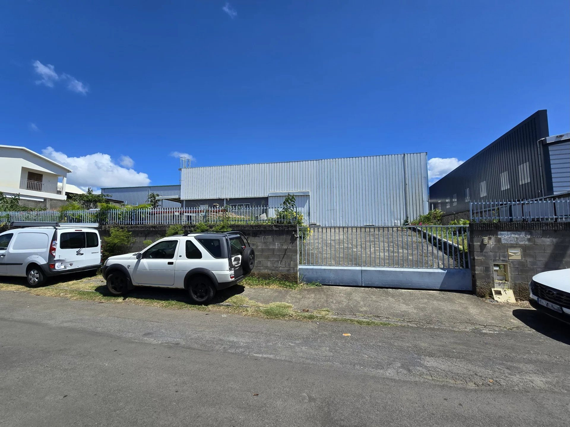 A VENDRE HANGAR ZONE DE LA MARE · à Sainte-Marie · 456 m² · 950 000 €