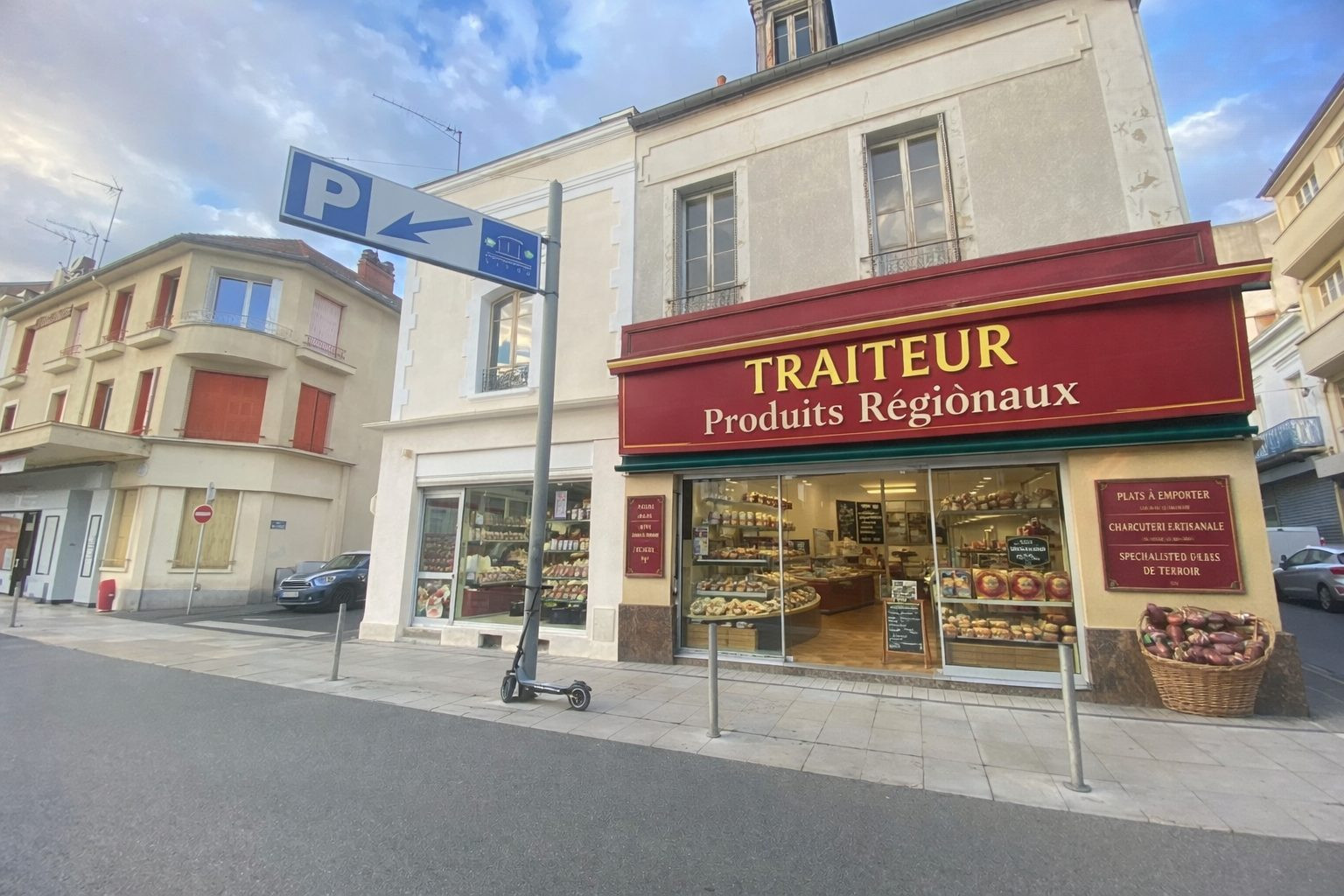 03200 VICHY STRATEGIC LOCATION COMMERCIAL PREMISES AND BUILDING HEART OF TOWN. 2