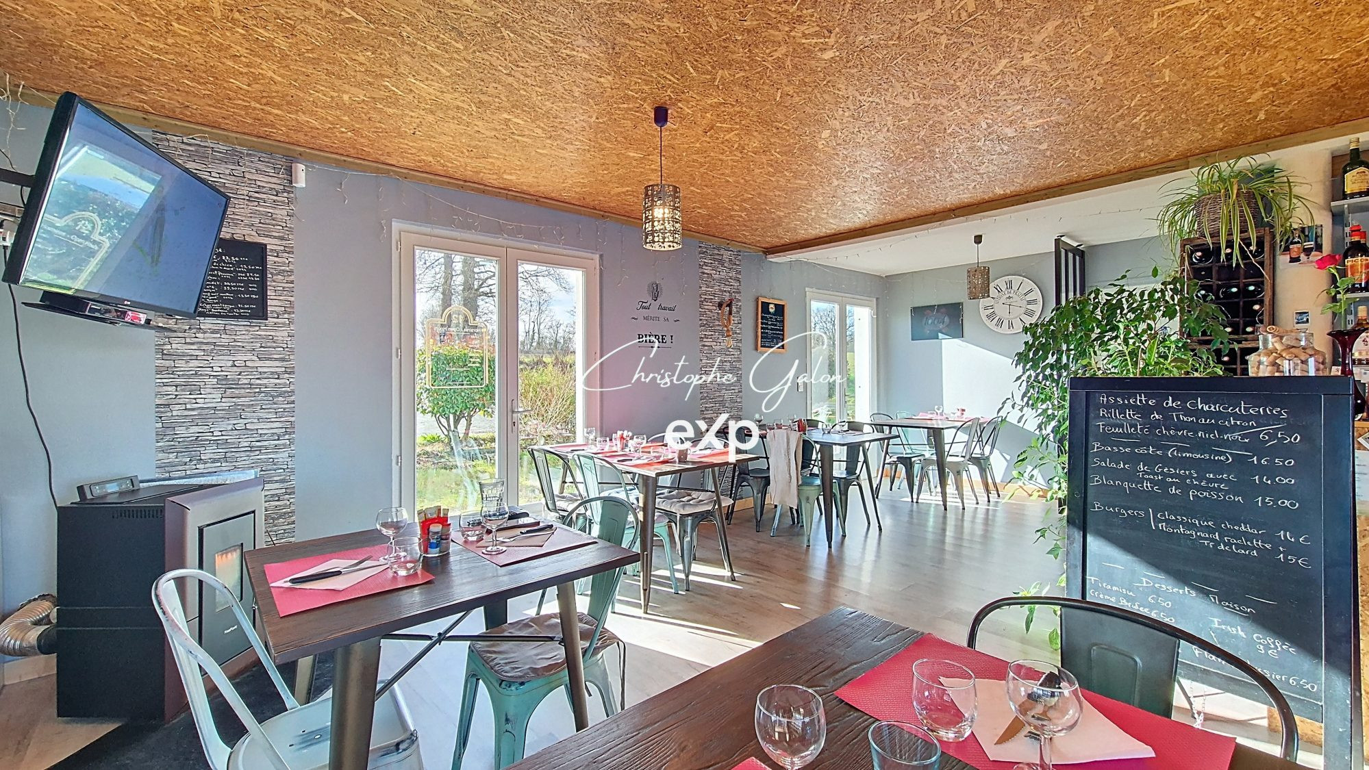 Domaine avec restaurant, habitation en parfait état, terrain, étang