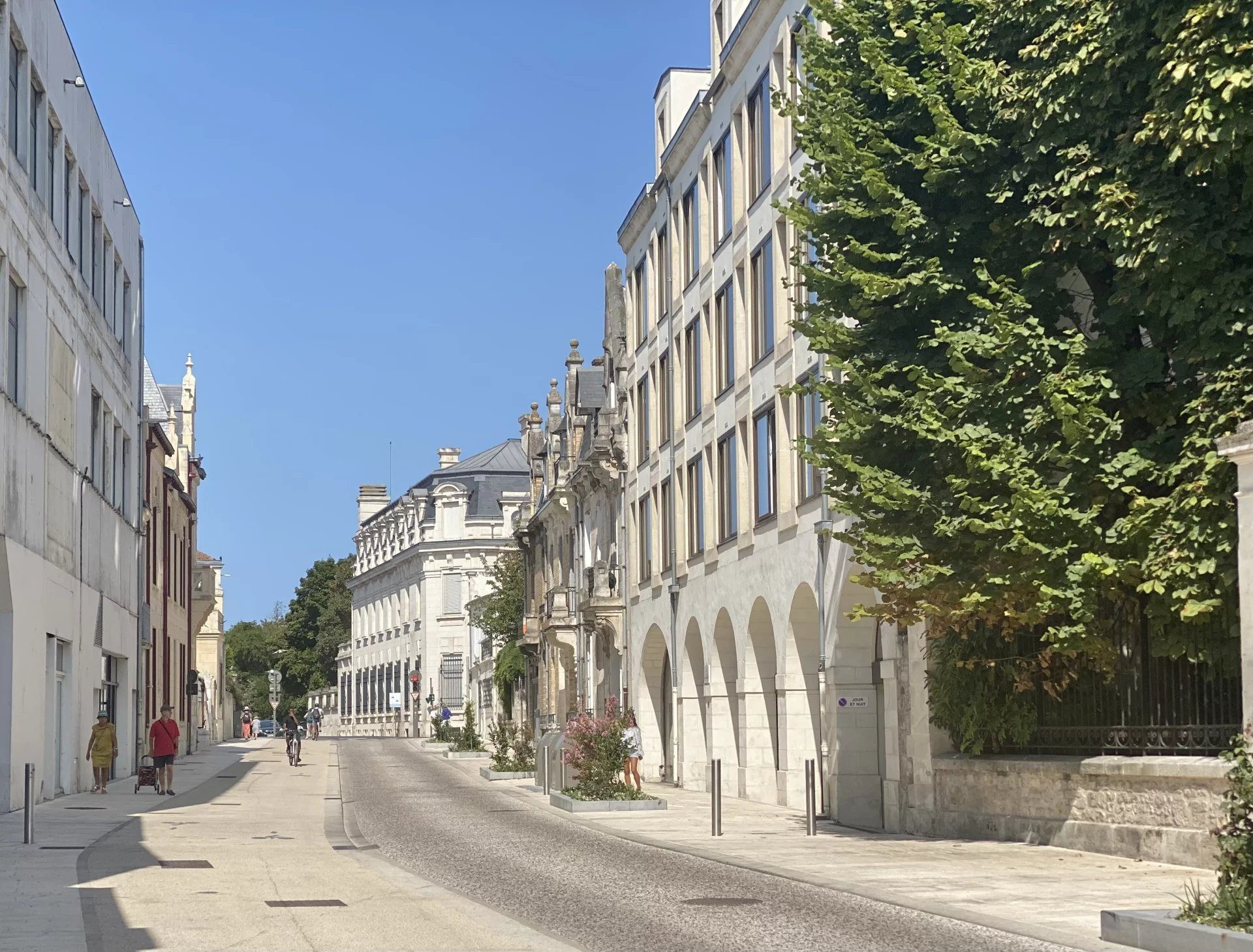 La Rochelle Vieux Port : murs commerciaux et licence IV