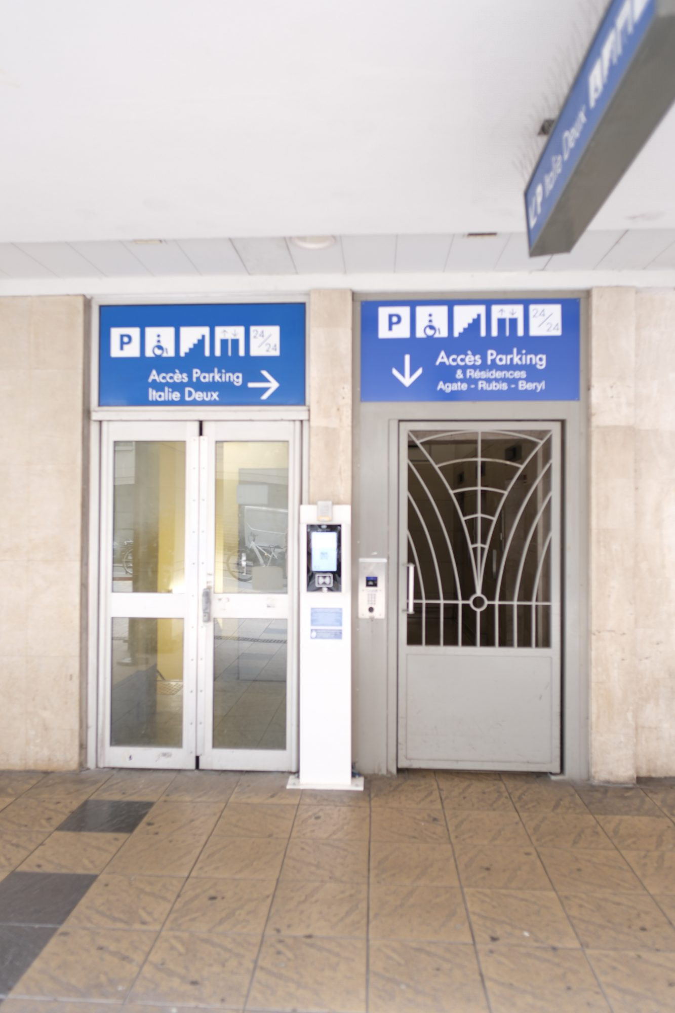 Place de parking sécurisée de 12 m² – Centre Commercial Italie 2 (Paris 13e) · 12 m² · 13 900 €