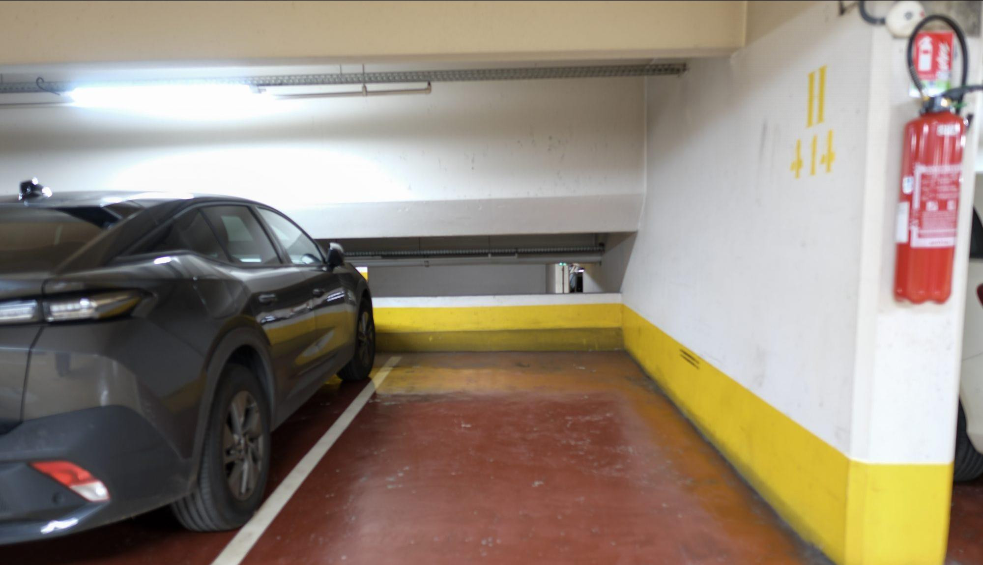Place de parking sécurisée de 12 m² – Centre Commercial Italie 2 (Paris 13e)