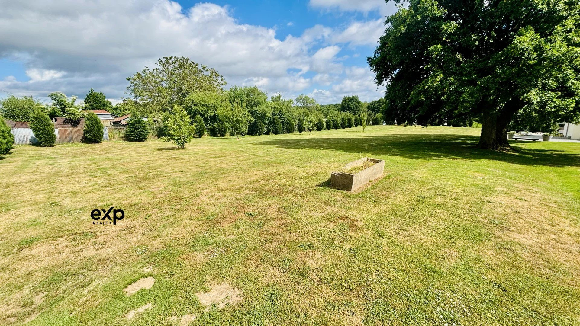 Terrain arboré de 2074 m2 · à Juigné-des-Moutiers · 49 000 €