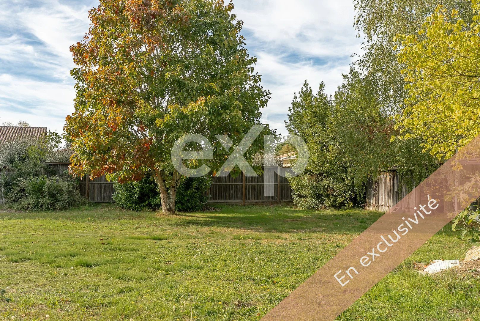 Terrain constructible de 1 100 m² à Salles – libre constructeur