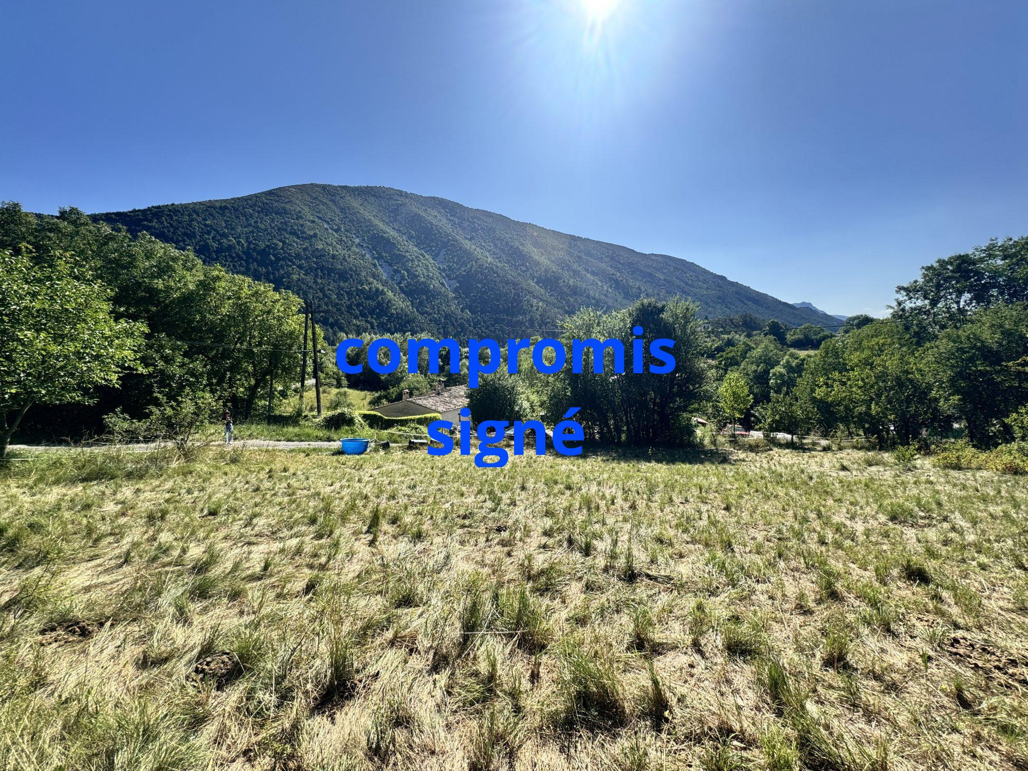 La garde , gorges du verdon , un terrain de 920 M2 costructible