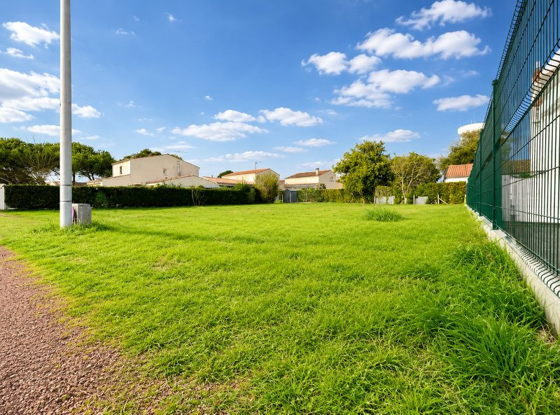 "Terrain constructible rare à 300 mètres de plage - Opportunité exclusive"