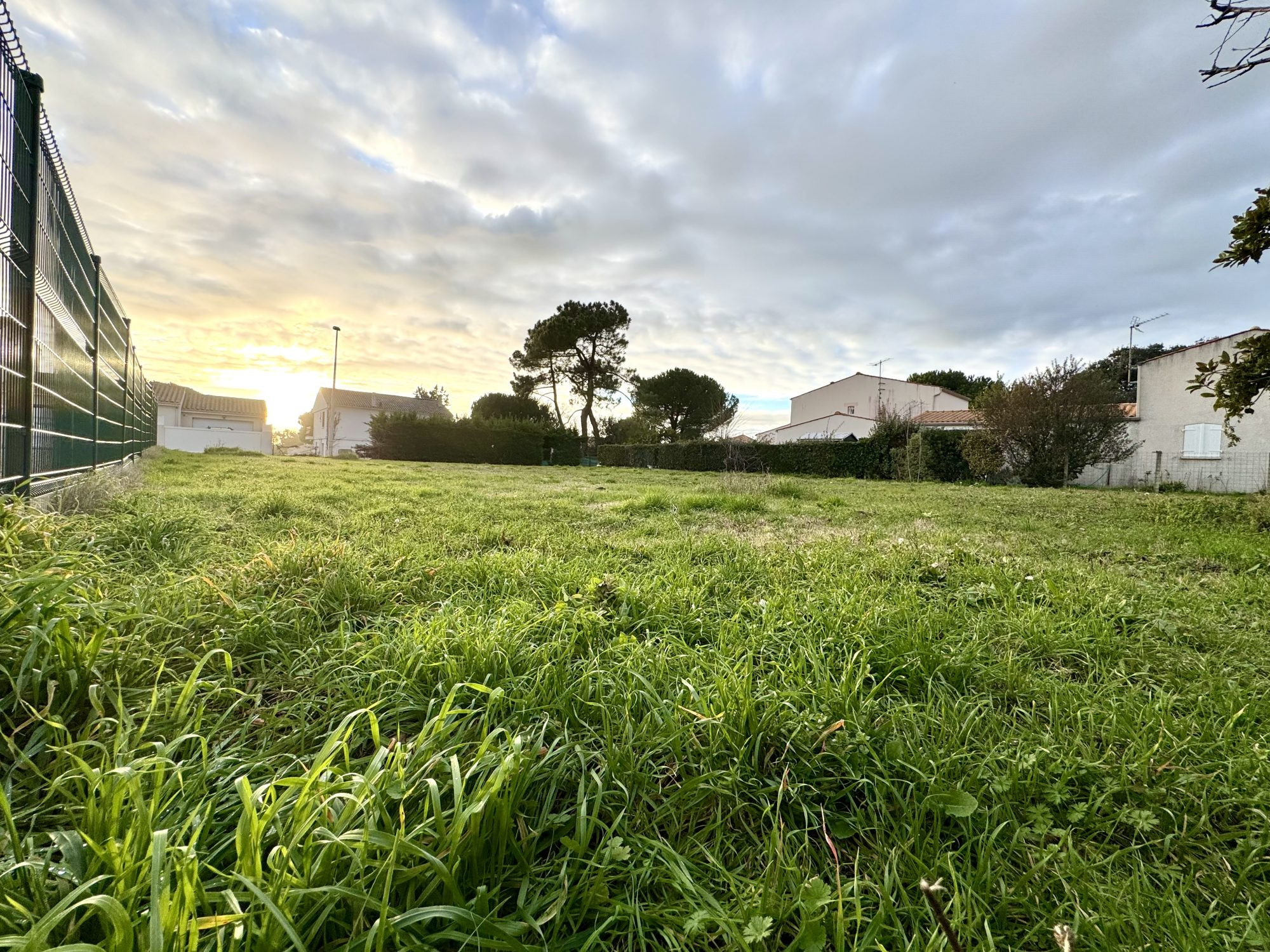 "Terrain constructible rare à 300 mètres de plage - Opportunité exclusive"