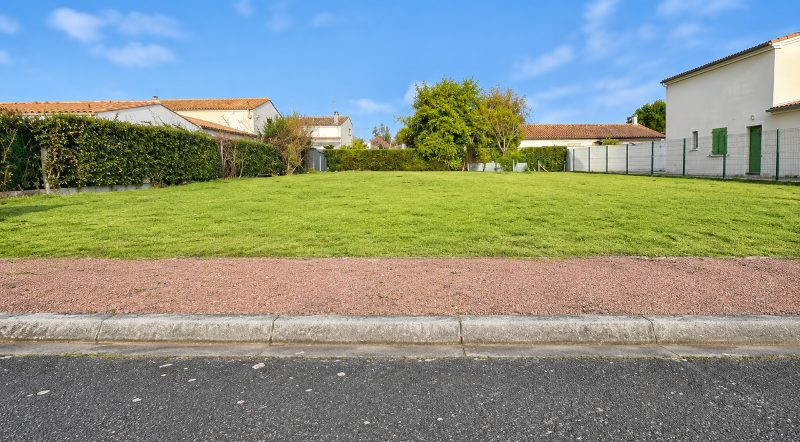 "Terrain constructible rare à 300 mètres de plage - Opportunité exclusive"