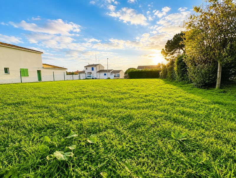 "Terrain constructible rare à 300 mètres de plage - Opportunité exclusive"