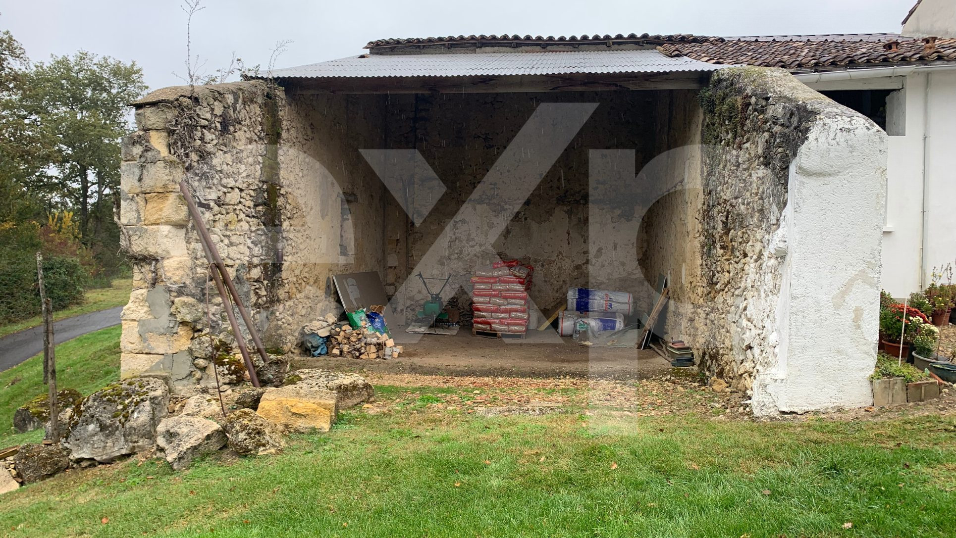 HANGAR À RÉINVENTER – TERRAIN ARBORÉ 376 m² – PROJET DE MAISON INDIVIDUELLE