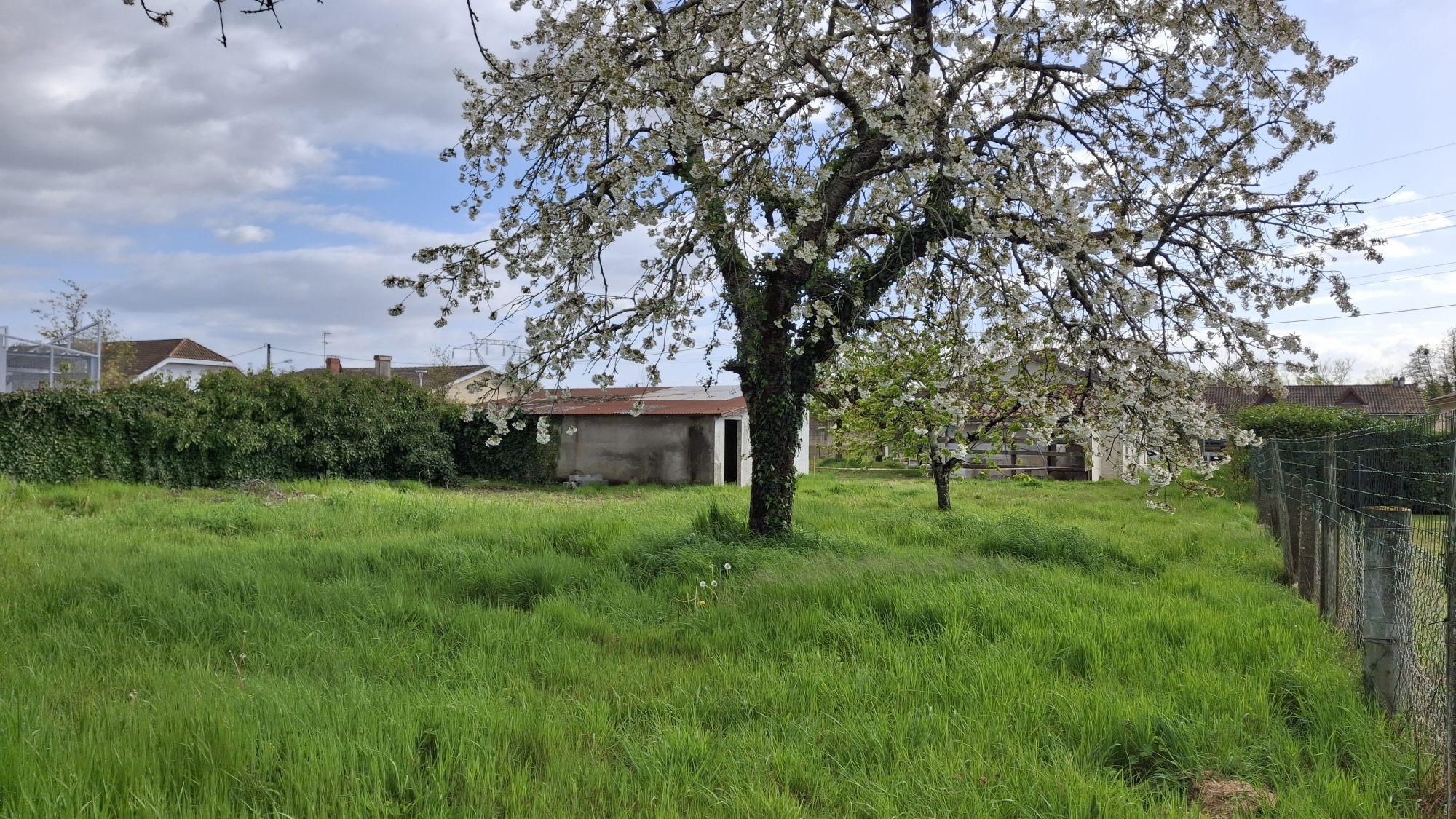 Terrain contructible de 640 m2 · à Ambarès-Et-Lagrave · 145 000 €