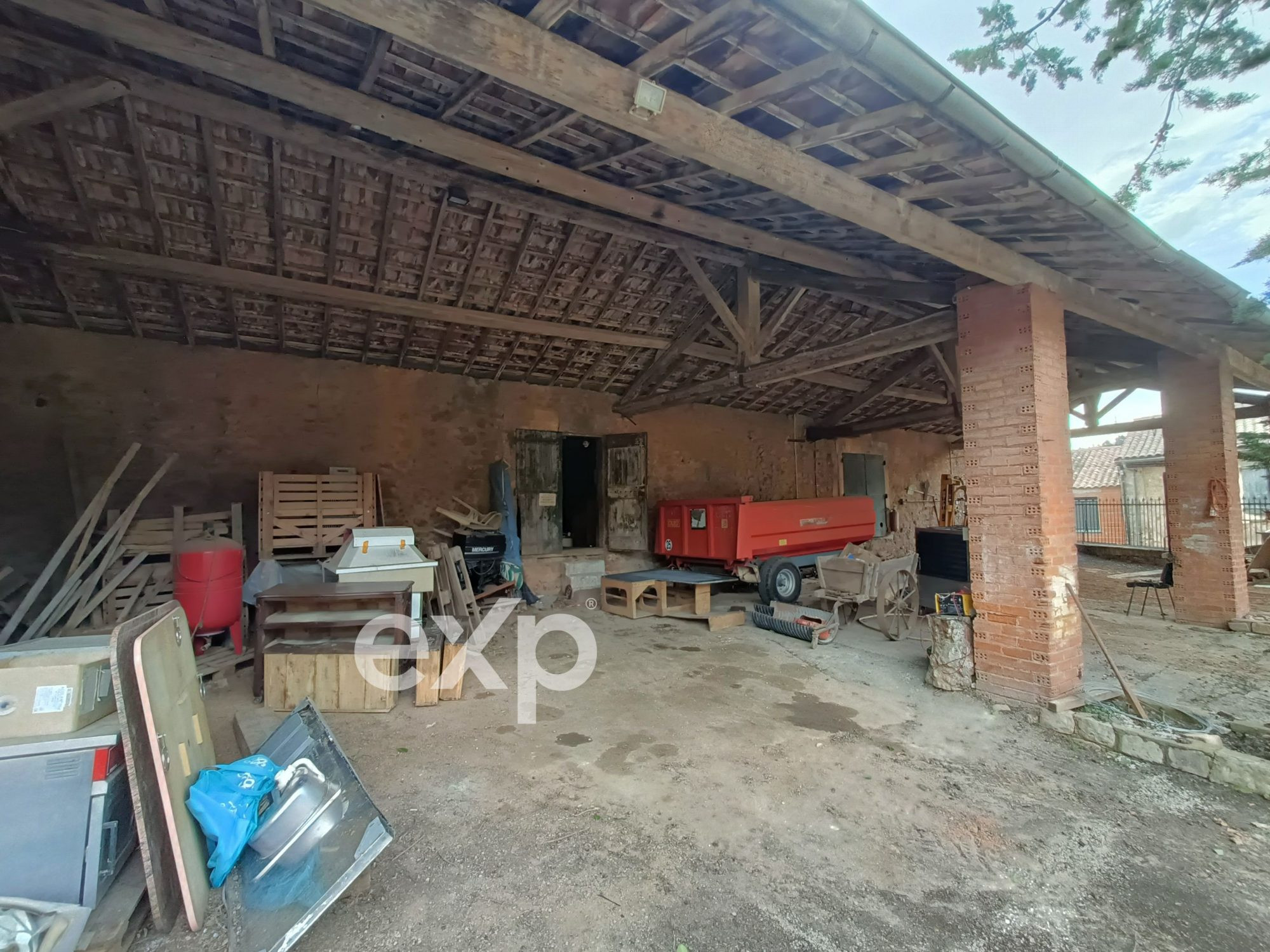 Ancienne cave viticole de caractère avec potentiel loft · à Cazedarnes · 286 000 €