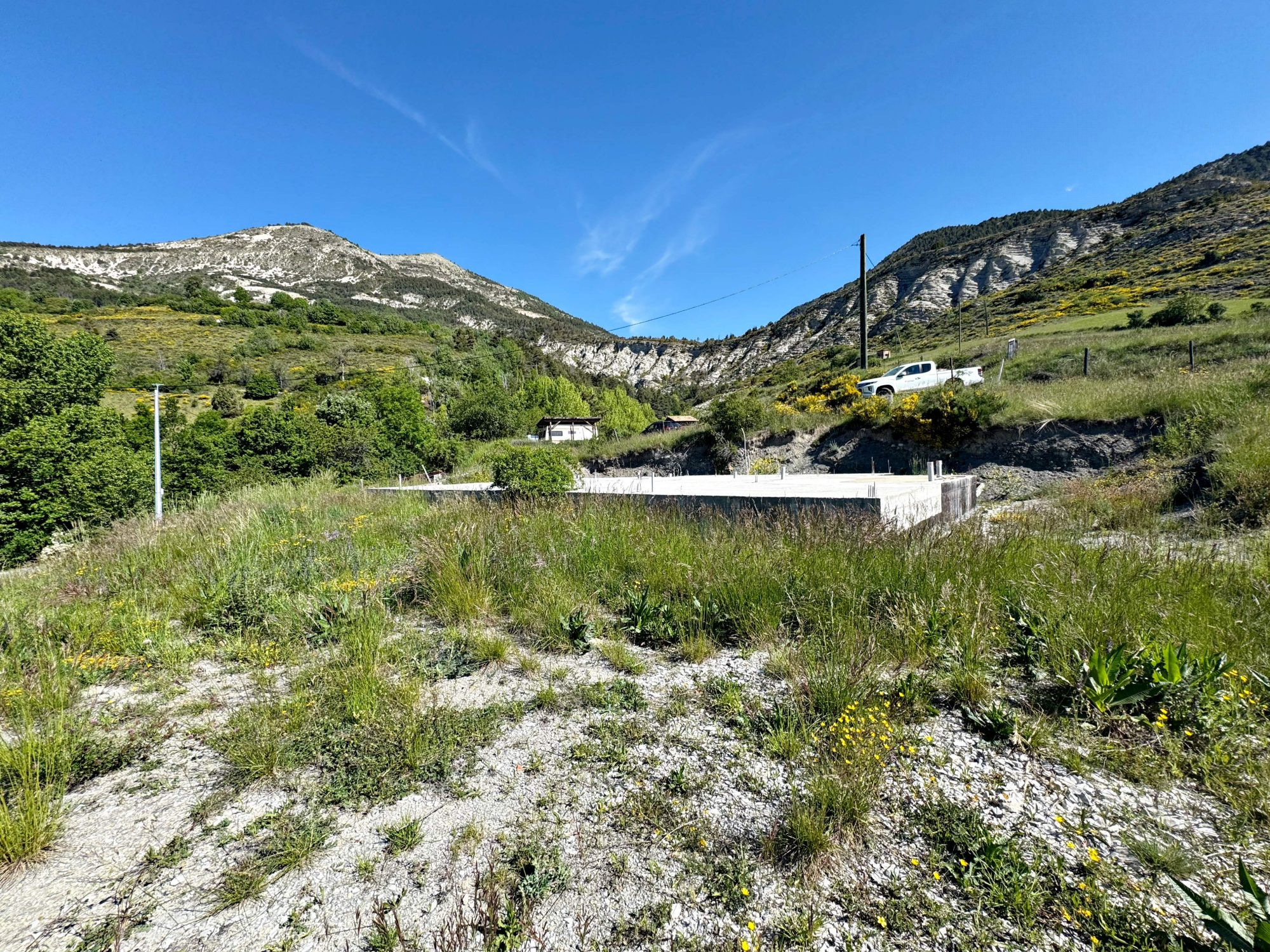 Thorame-Haute – Terrain constructible 1 681 m² avec vue panoramique, dalle existante et viabilités réalisées · 137 000 €