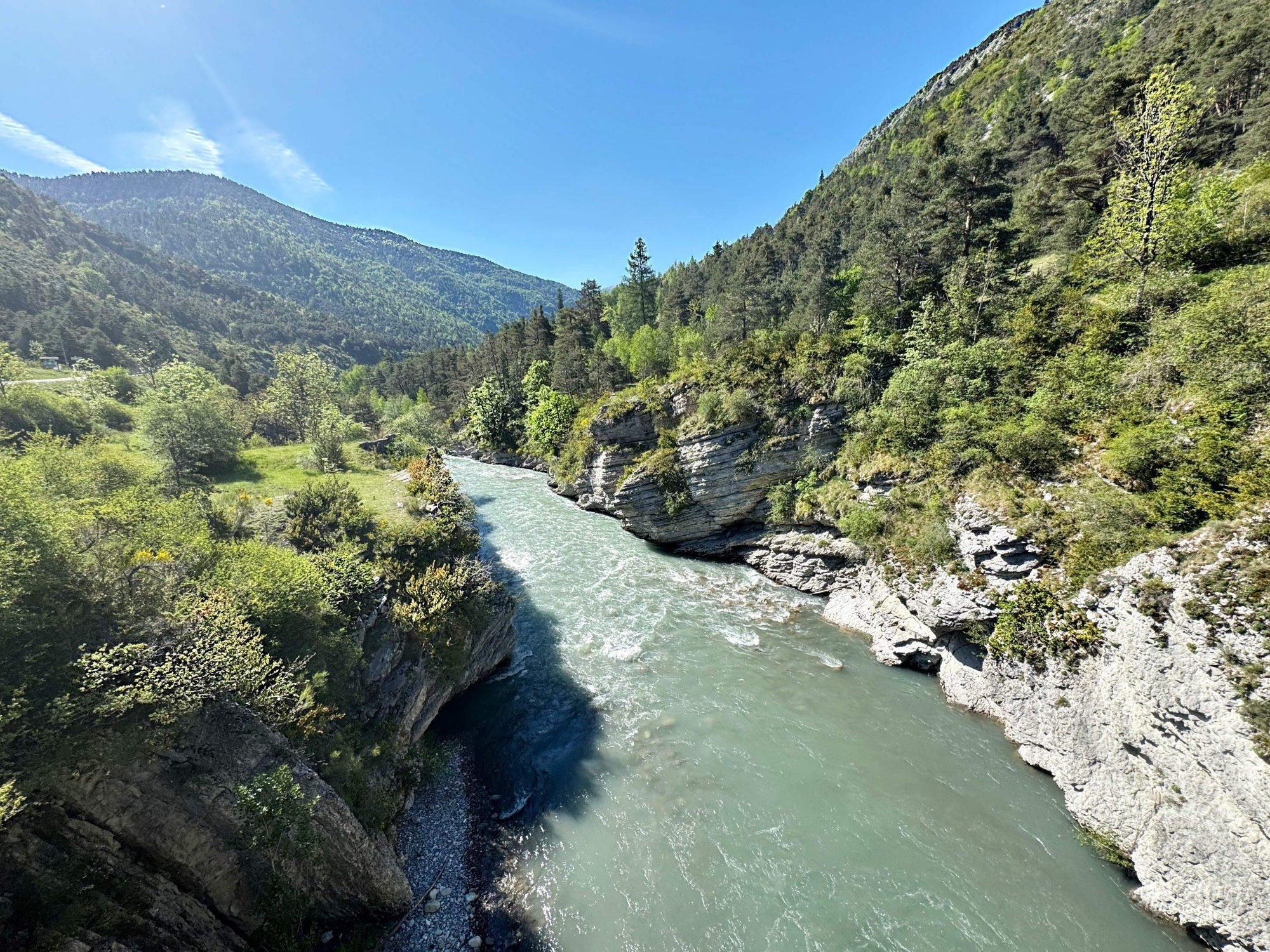 Thorame-Haute – Terrain constructible 1 681 m² avec vue panoramique, dalle existante et viabilités réalisées · 137 000 €