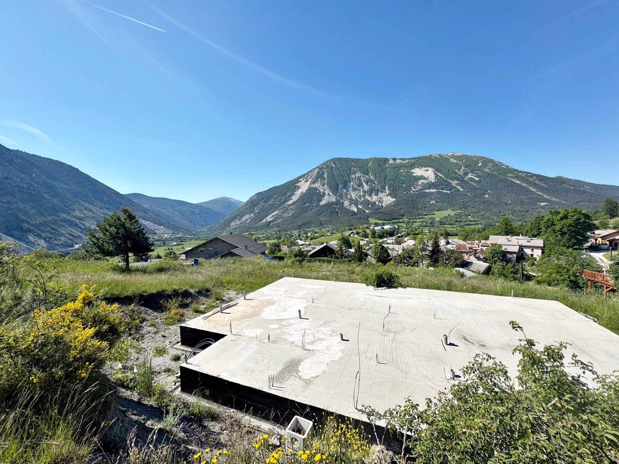 Thorame-Haute – Terrain constructible 1 681 m² avec vue panoramique, dalle existante et viabilités réalisées