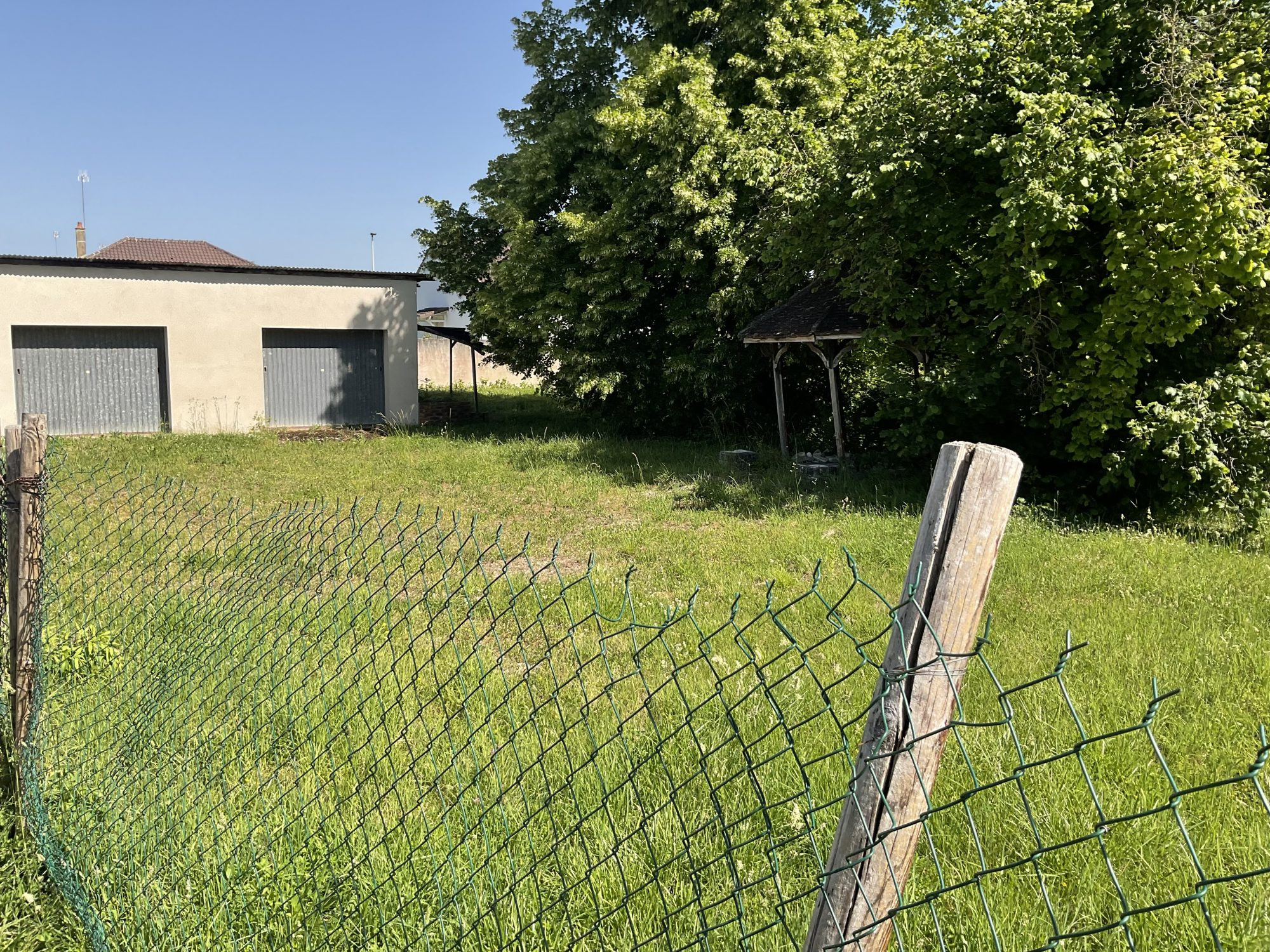 Terrain à Batir de 700 m2 avec Garage Edifié de 30m2