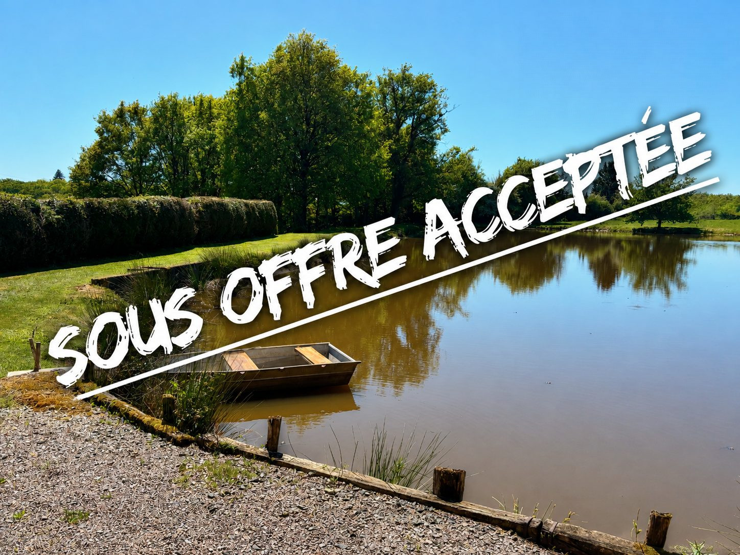 ETANG avec chalet et dependances