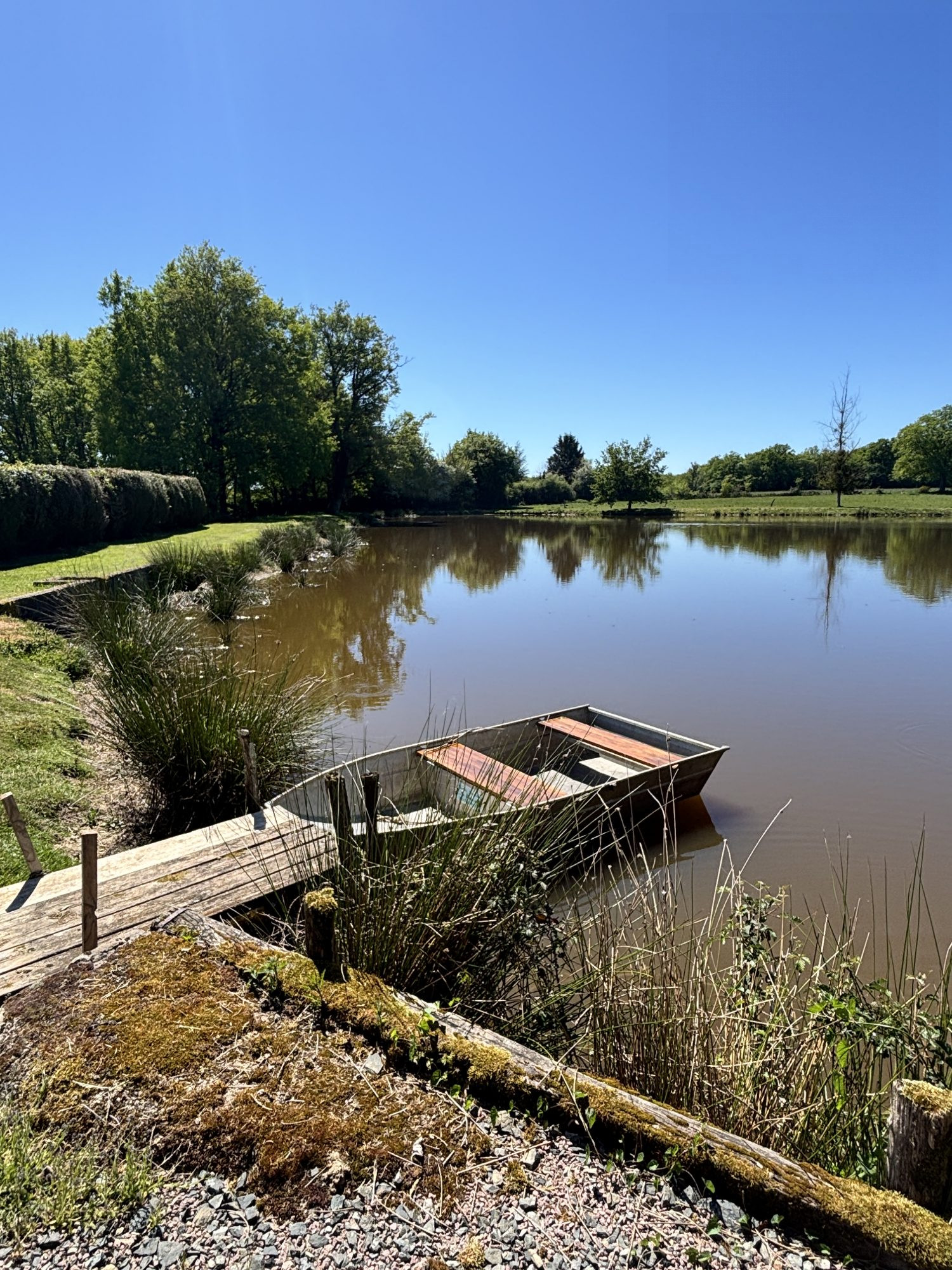 ETANG avec chalet et dependances