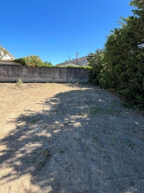 Land for sale in Saint-Laurent-des-Arbres