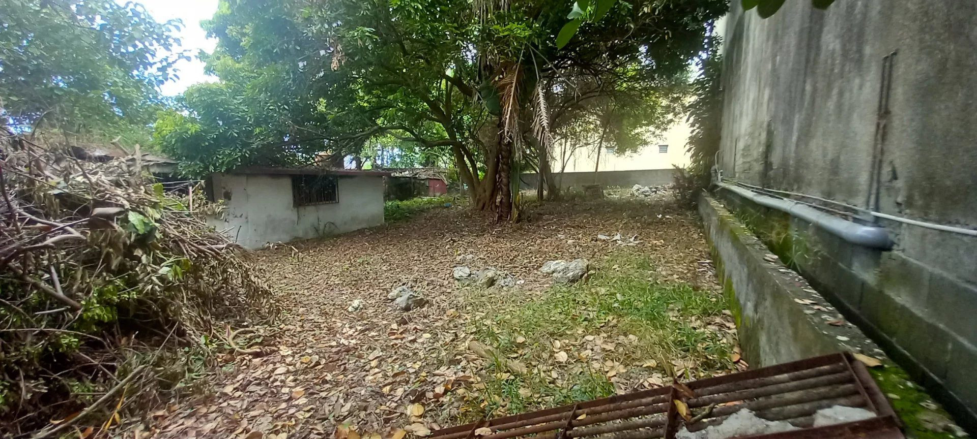 BUILDABLE LAND 739 M² ST PIERRE 5