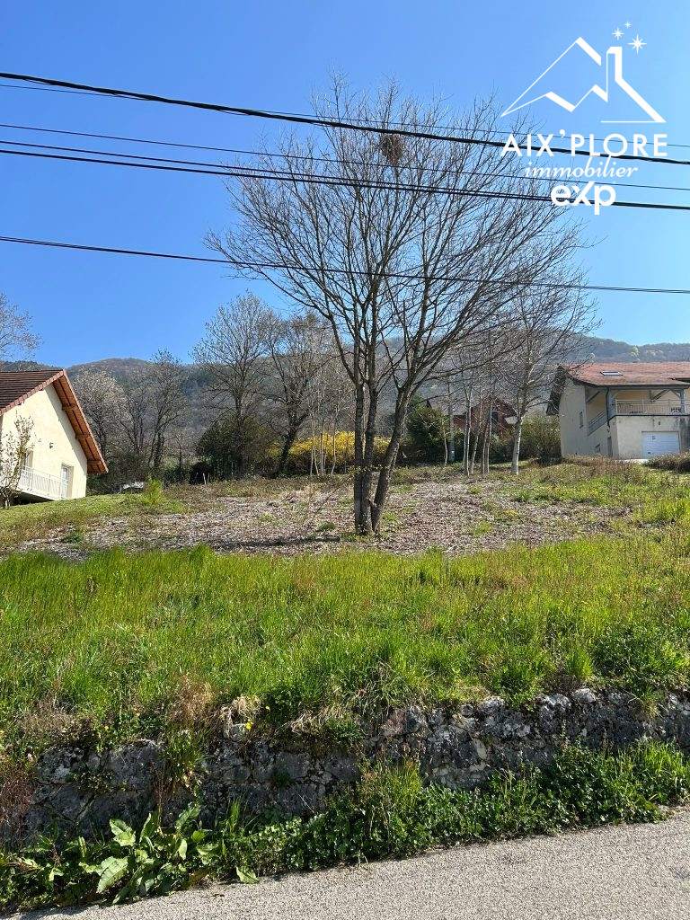 Terrain constructible de 1 320 m² avec vue imprenable sur la Chautagne