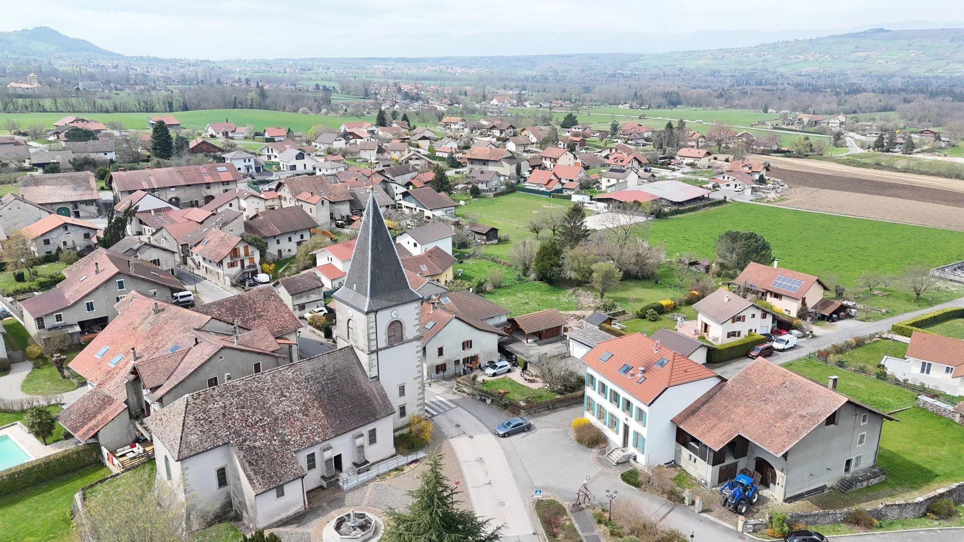 À acheter – Terrain constructible de 643 m² à Fessy (74890)