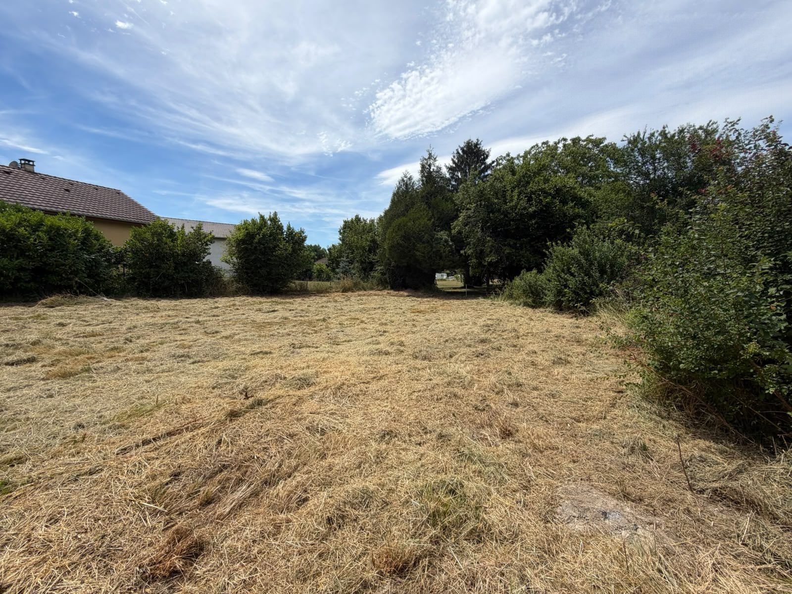 À acheter – Terrain constructible de 643 m² à Fessy (74890)