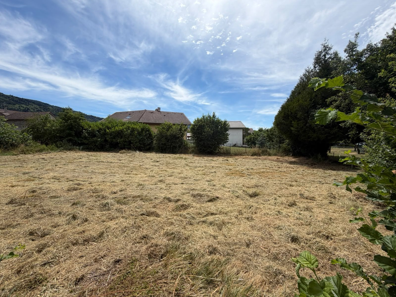 À acheter – Terrain constructible de 643 m² à Fessy (74890)