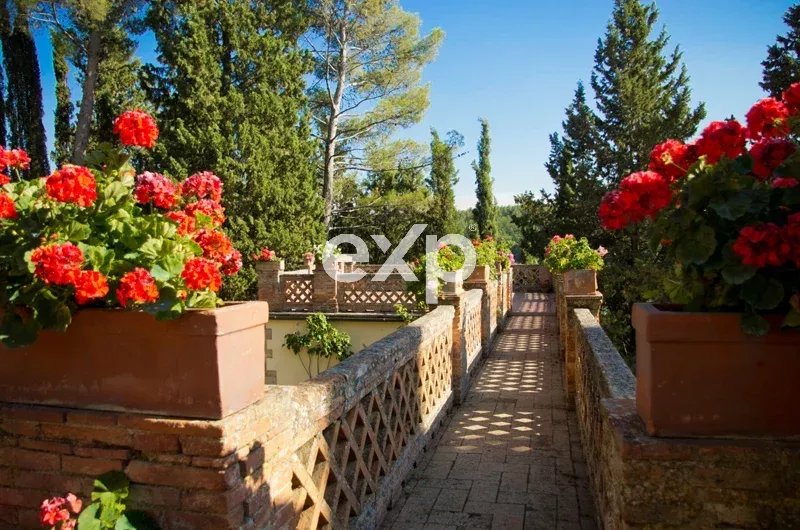 TOSCANA/S. Casciano in Val di Pesa: Villa principale, tre appartamenti e terreno a Gallo Nero Docg