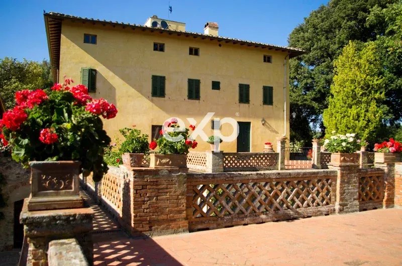 TOSCANA/S. Casciano in Val di Pesa: Villa principale, tre appartamenti e terreno a Gallo Nero Docg