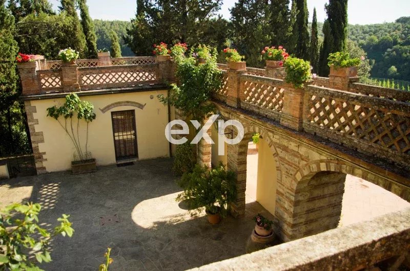 TOSCANA/S. Casciano in Val di Pesa: Villa principale, tre appartamenti e terreno a Gallo Nero Docg