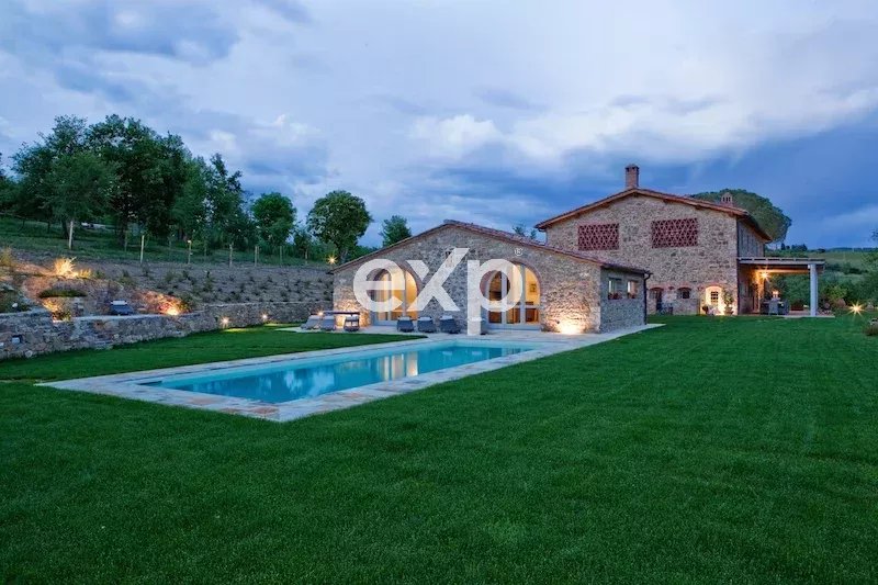 TOSCANA/Chianti: Proprietà di Charme con piscina panoramica e idromassaggio a cascata