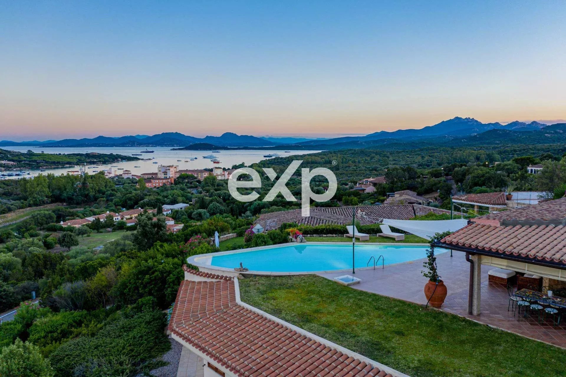 Villa con piscina vista mare Porto Cervo Cala di Volpe
