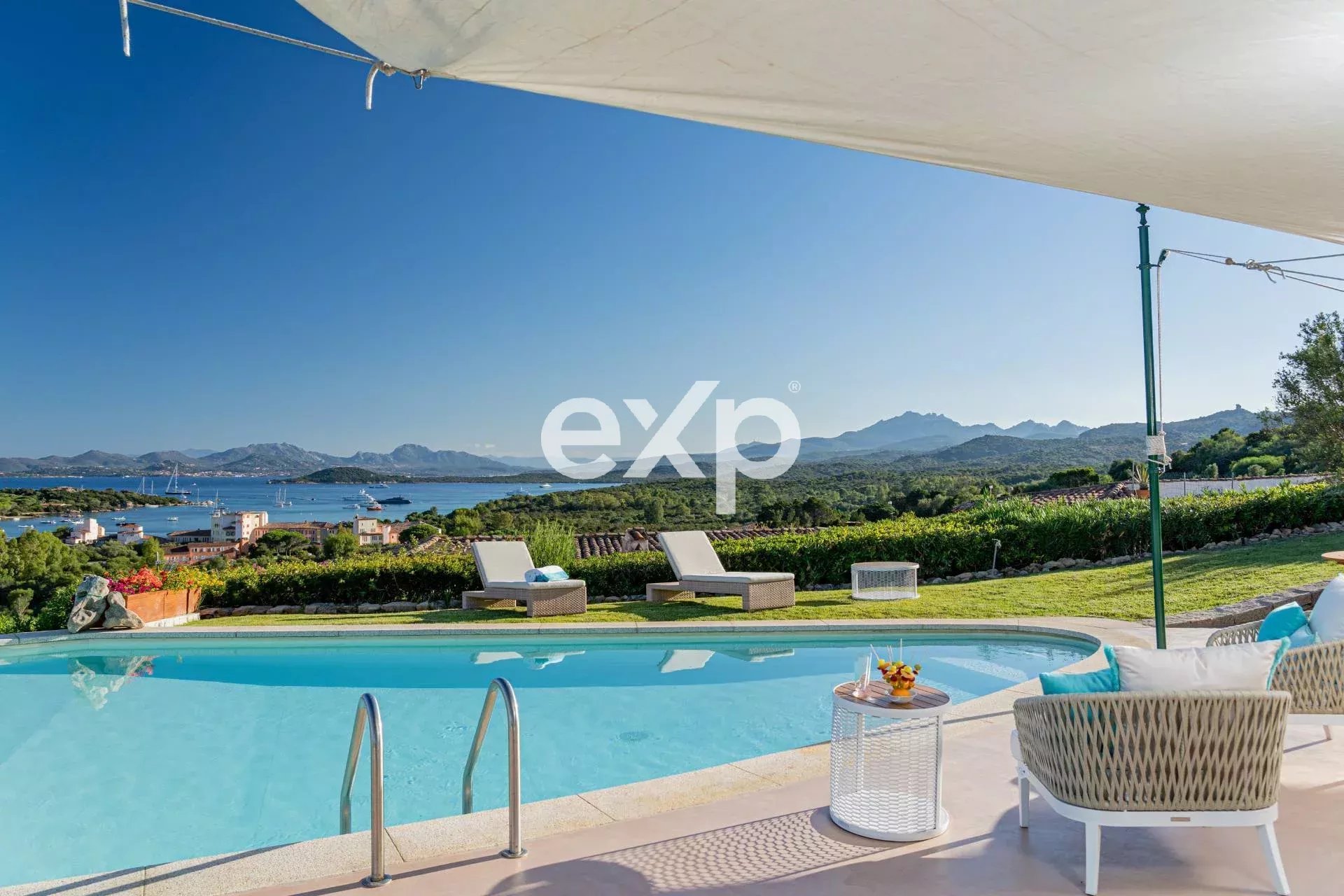 Villa con piscina vista mare Porto Cervo Cala di Volpe
