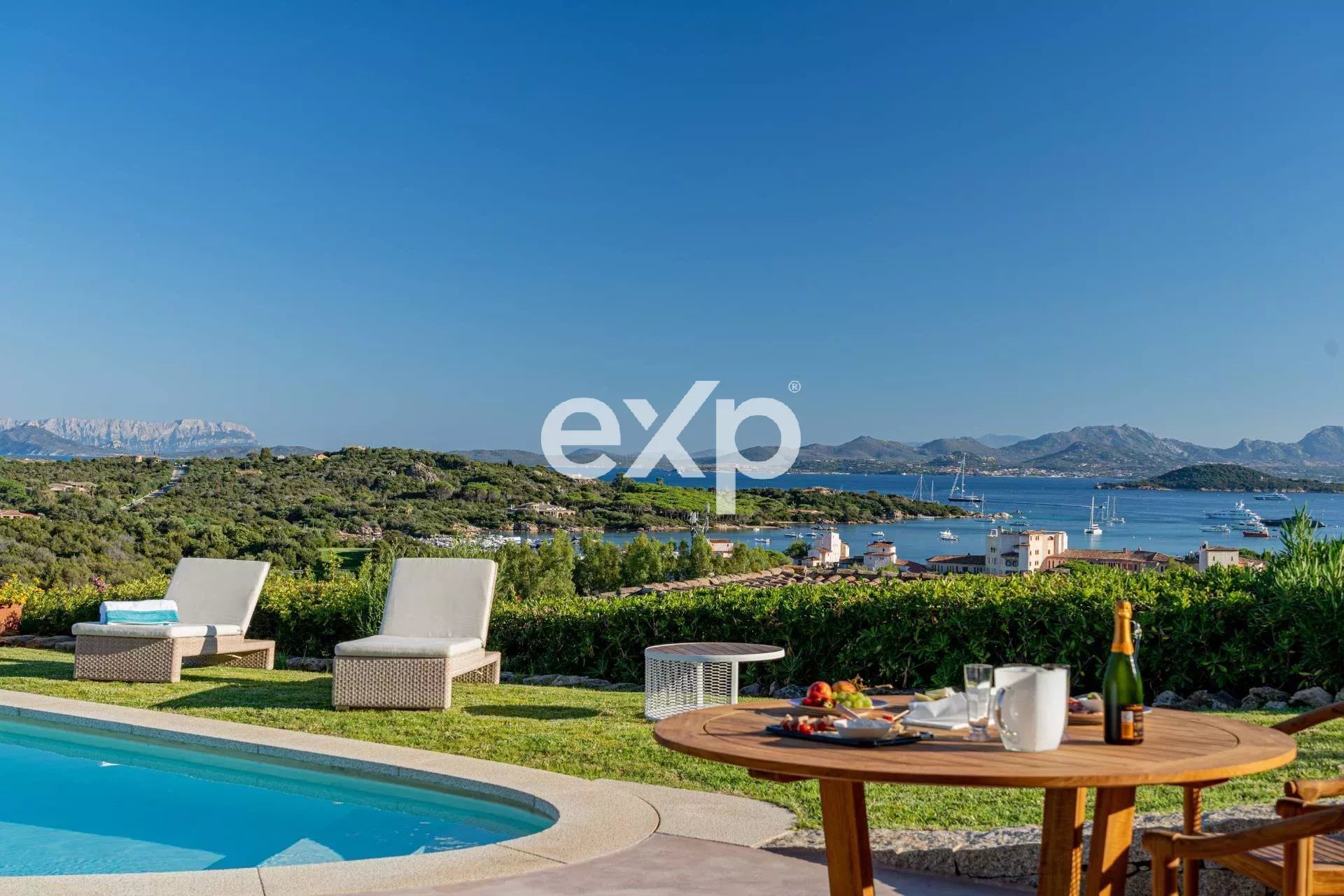 Villa con piscina vista mare Porto Cervo Cala di Volpe