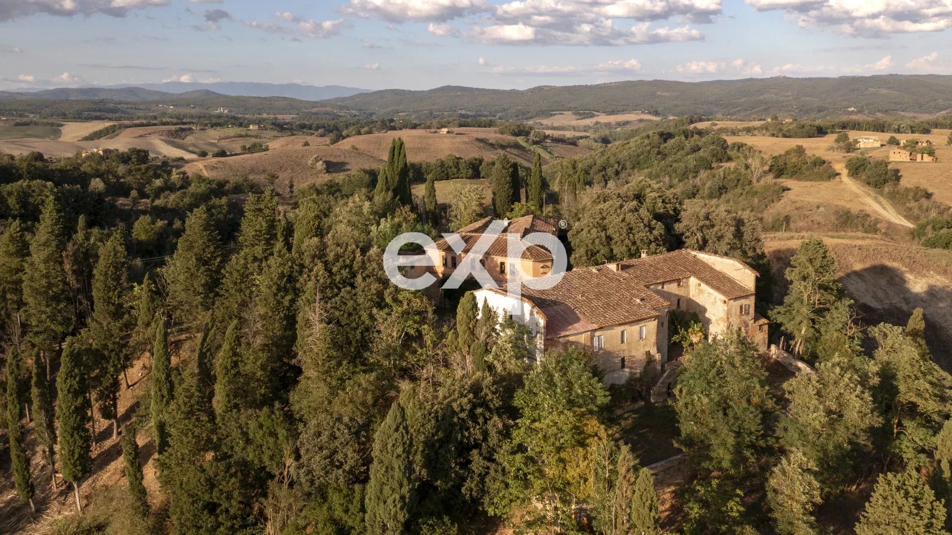 TOSCANA/Siena-CreteSenesi: Tenuta Storica panoramica, circondata da Laghi e vari Poderi annessi