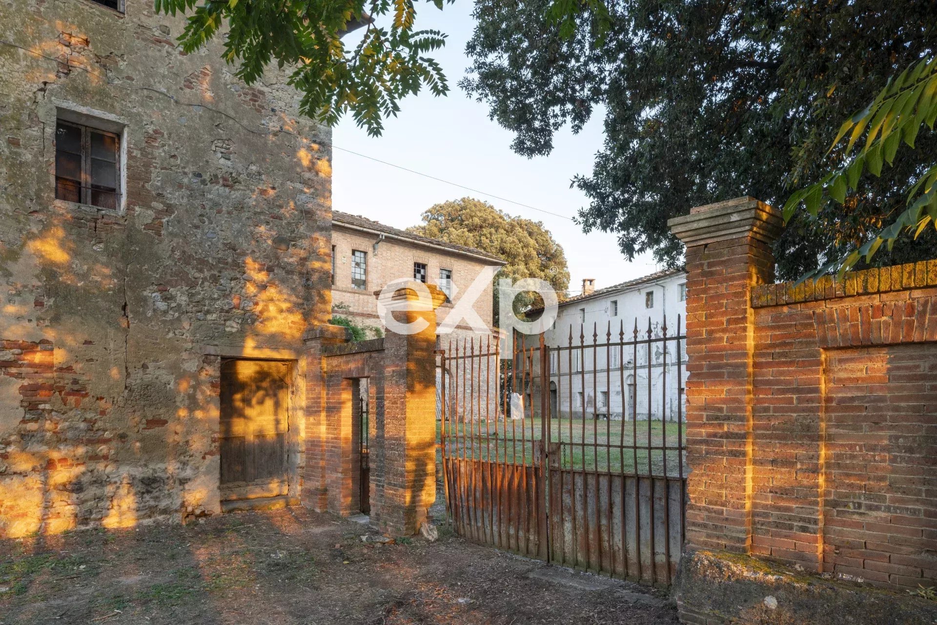 TOSCANA/Siena-CreteSenesi: Tenuta Storica panoramica, circondata da Laghi e vari Poderi annessi
