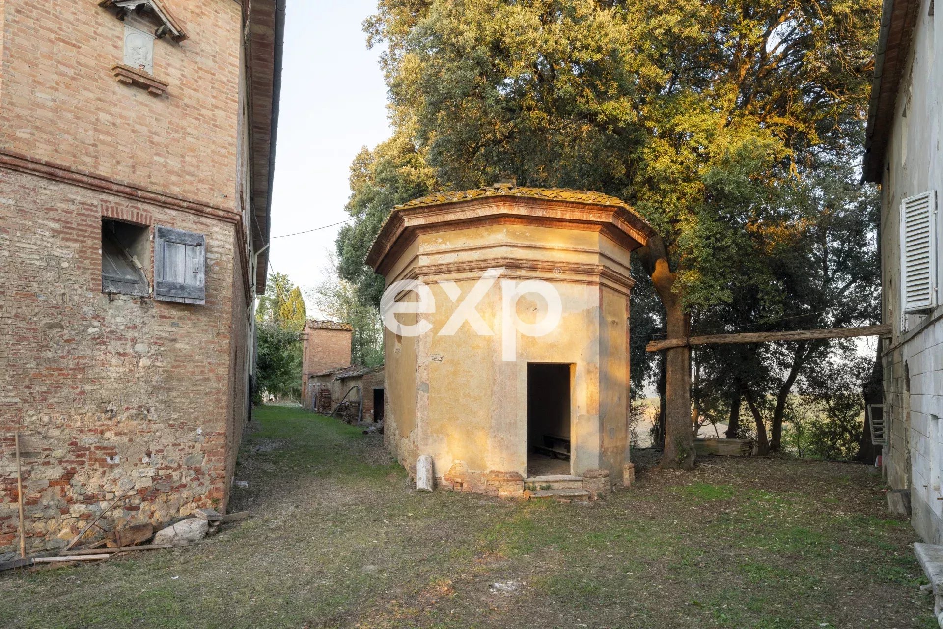 TOSCANA/Siena-CreteSenesi: Tenuta Storica panoramica, circondata da Laghi e vari Poderi annessi