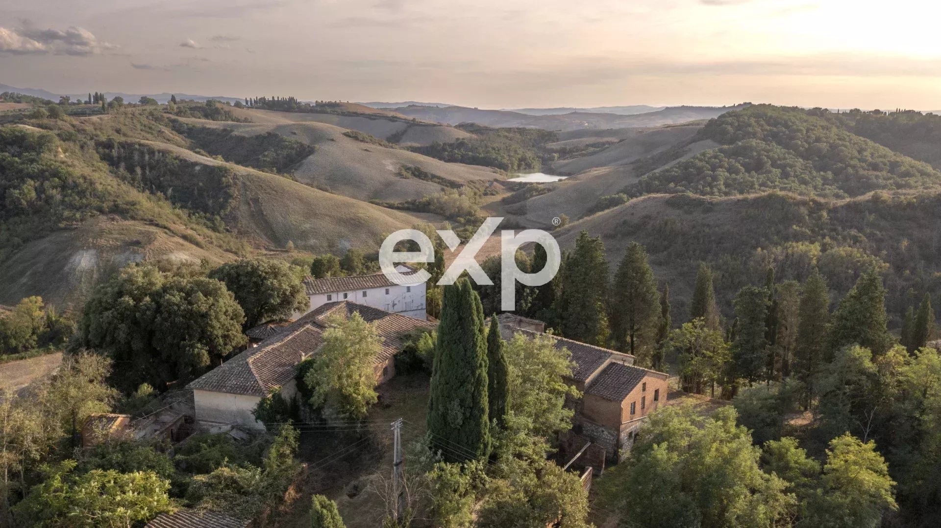 TOSCANA/Siena-CreteSenesi: Tenuta Storica panoramica, circondata da Laghi e vari Poderi annessi