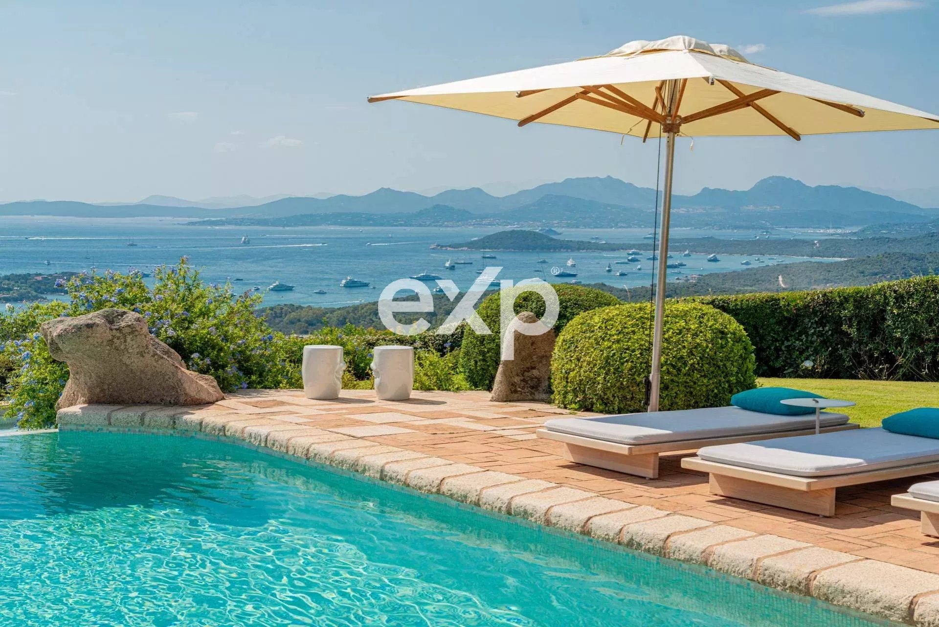 Villa con piscina vista mare Porto Cervo Cala di Volpe