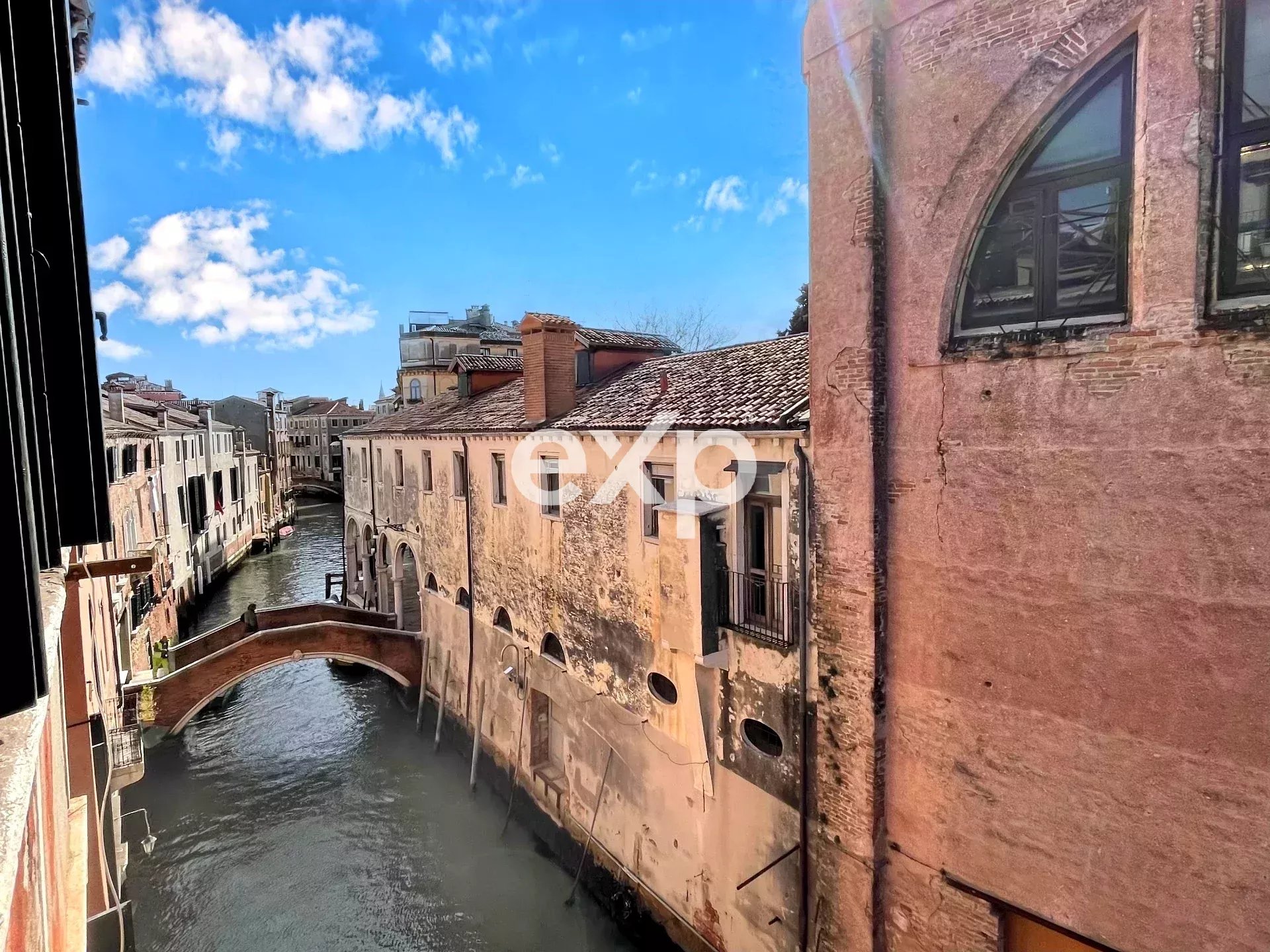 Venezia – Castello | Appartamento ristrutturato in palazzo del ’400 con affaccio sul Rio della Pietà