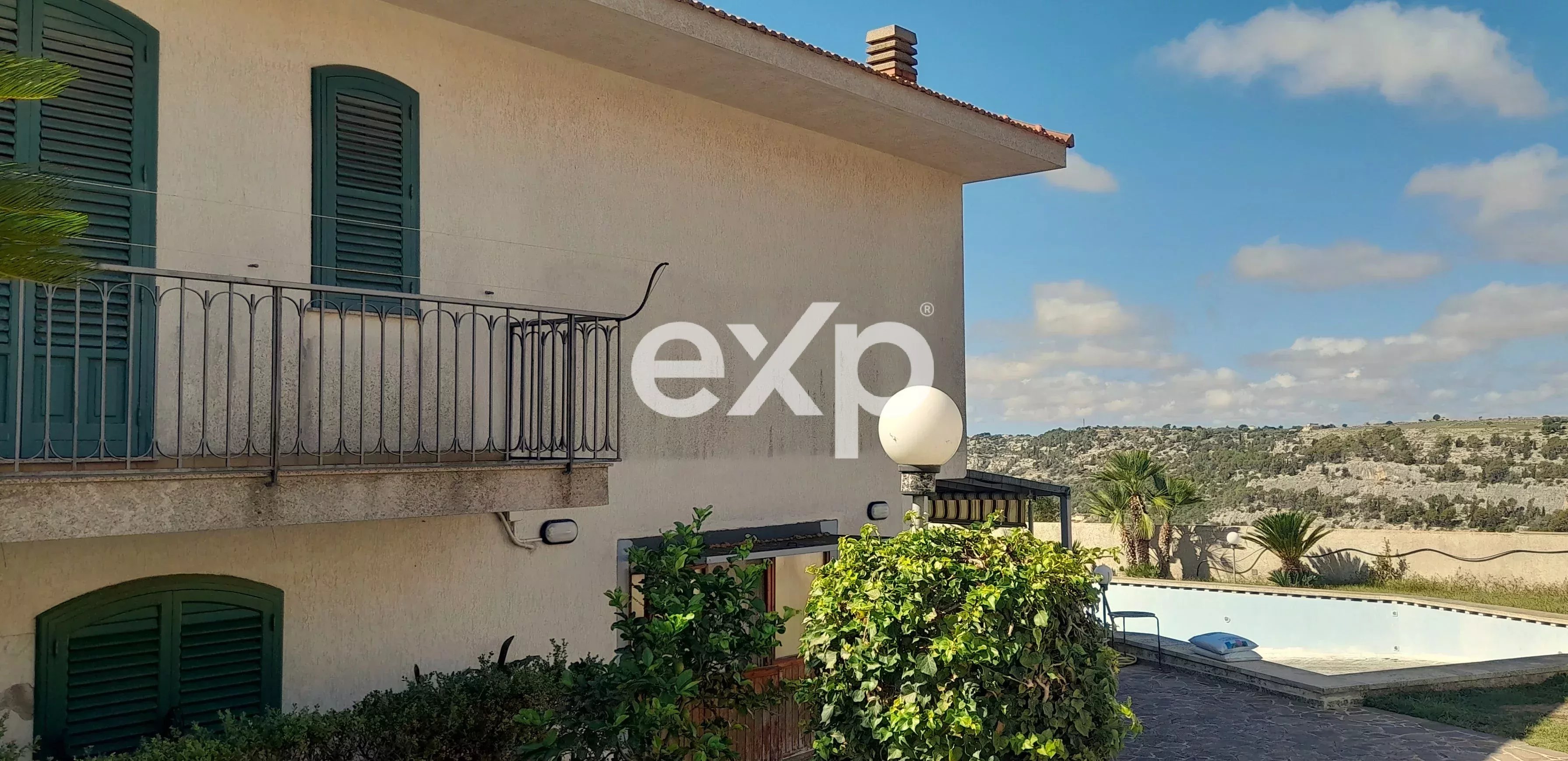 VILLA CON PISCINA
